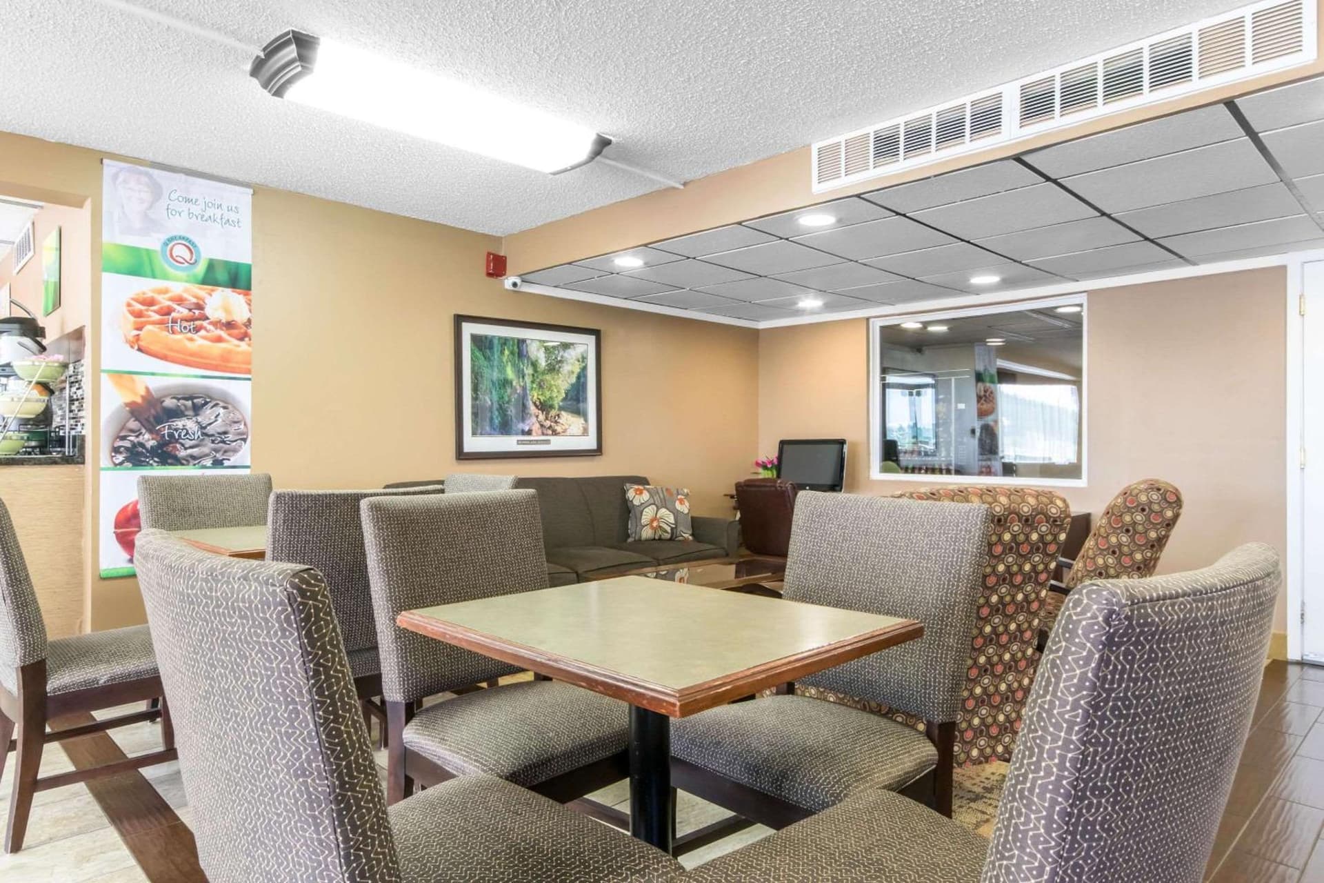Quality Inn & Suites Horse Cave - Cave City interior in Horse Cave, KY — gallery photo 2