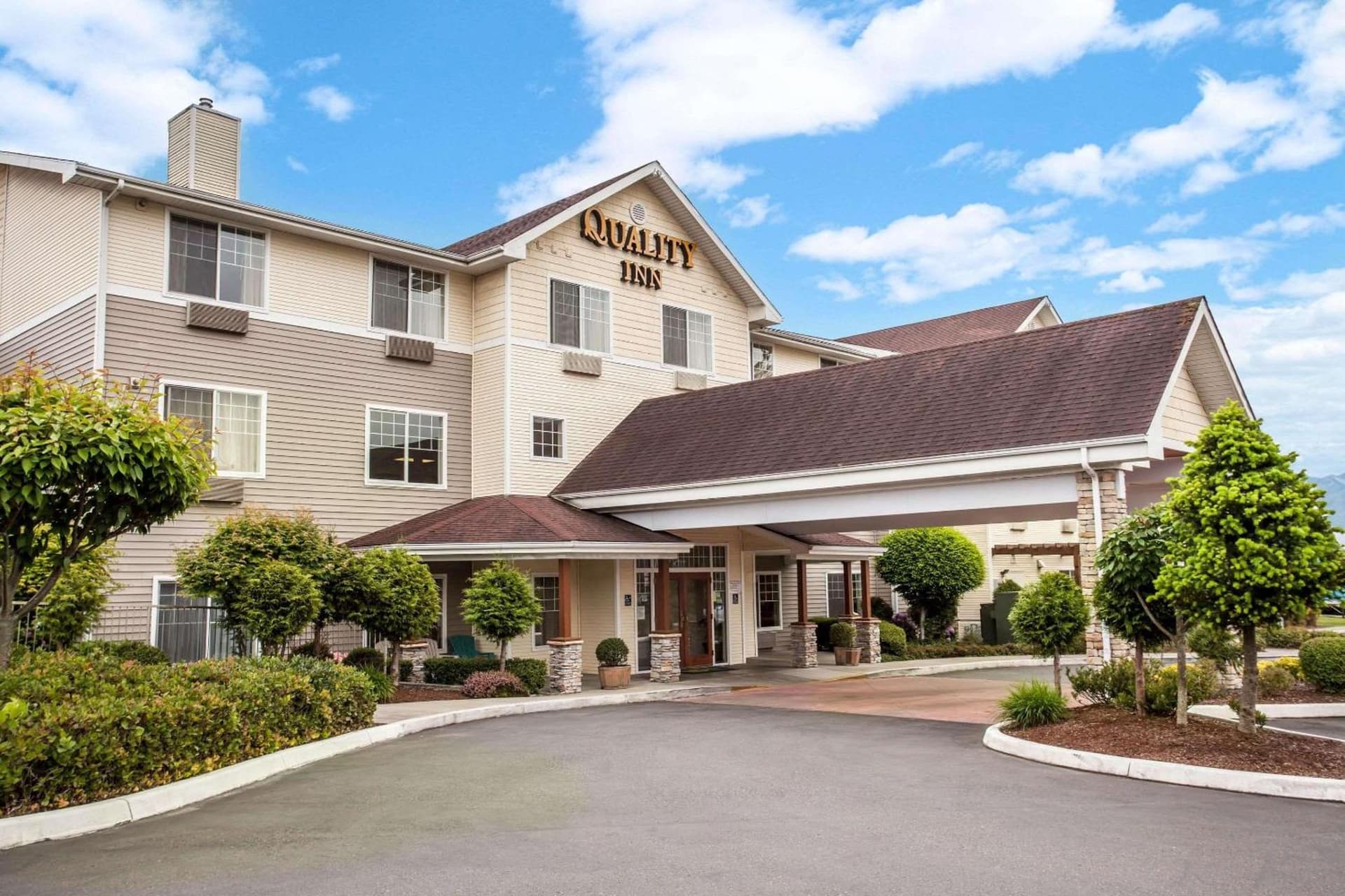 Quality Inn & Suites Federal Way - Seattle featured exterior or lobby in Federal Way, WA — similar hotel