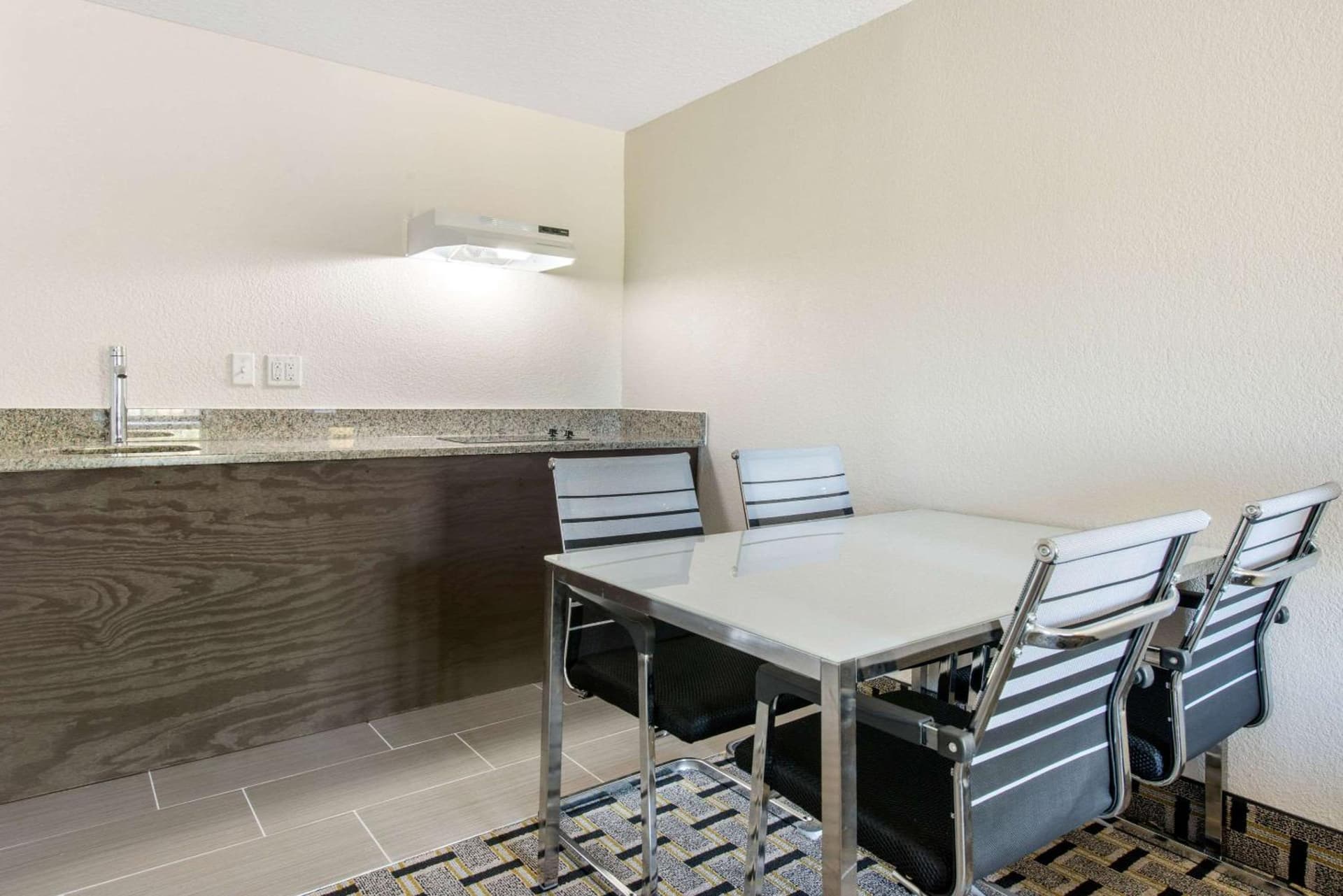 Clarion Inn & Suites Kissimmee-Lake Buena Vista South gallery photo in Kissimmee, FL — image 28