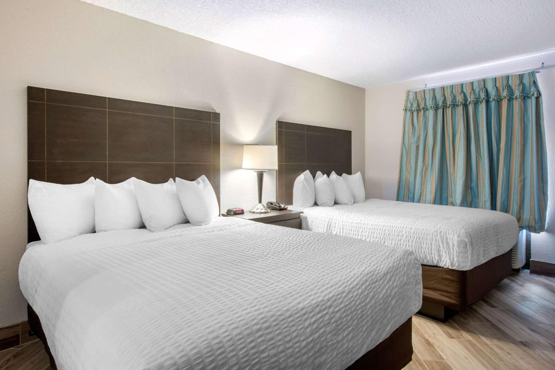 Clarion Inn & Suites Kissimmee-Lake Buena Vista South gallery photo in Kissimmee, FL — image 19