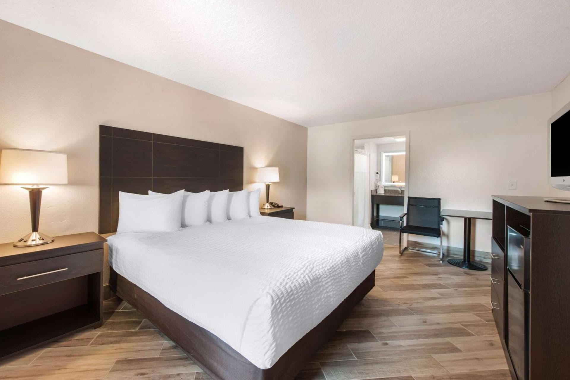 Clarion Inn & Suites Kissimmee-Lake Buena Vista South gallery photo in Kissimmee, FL — image 38