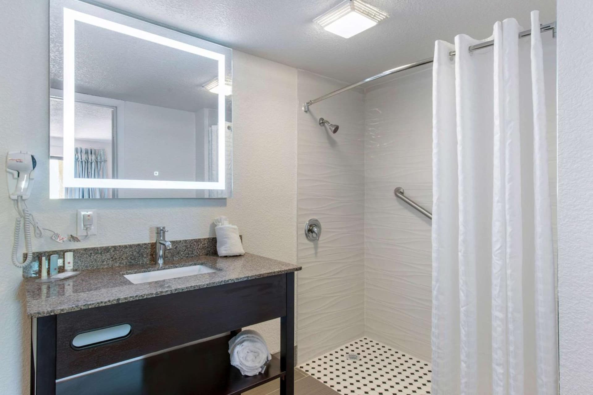 Clarion Inn & Suites Kissimmee-Lake Buena Vista South gallery photo in Kissimmee, FL — image 7