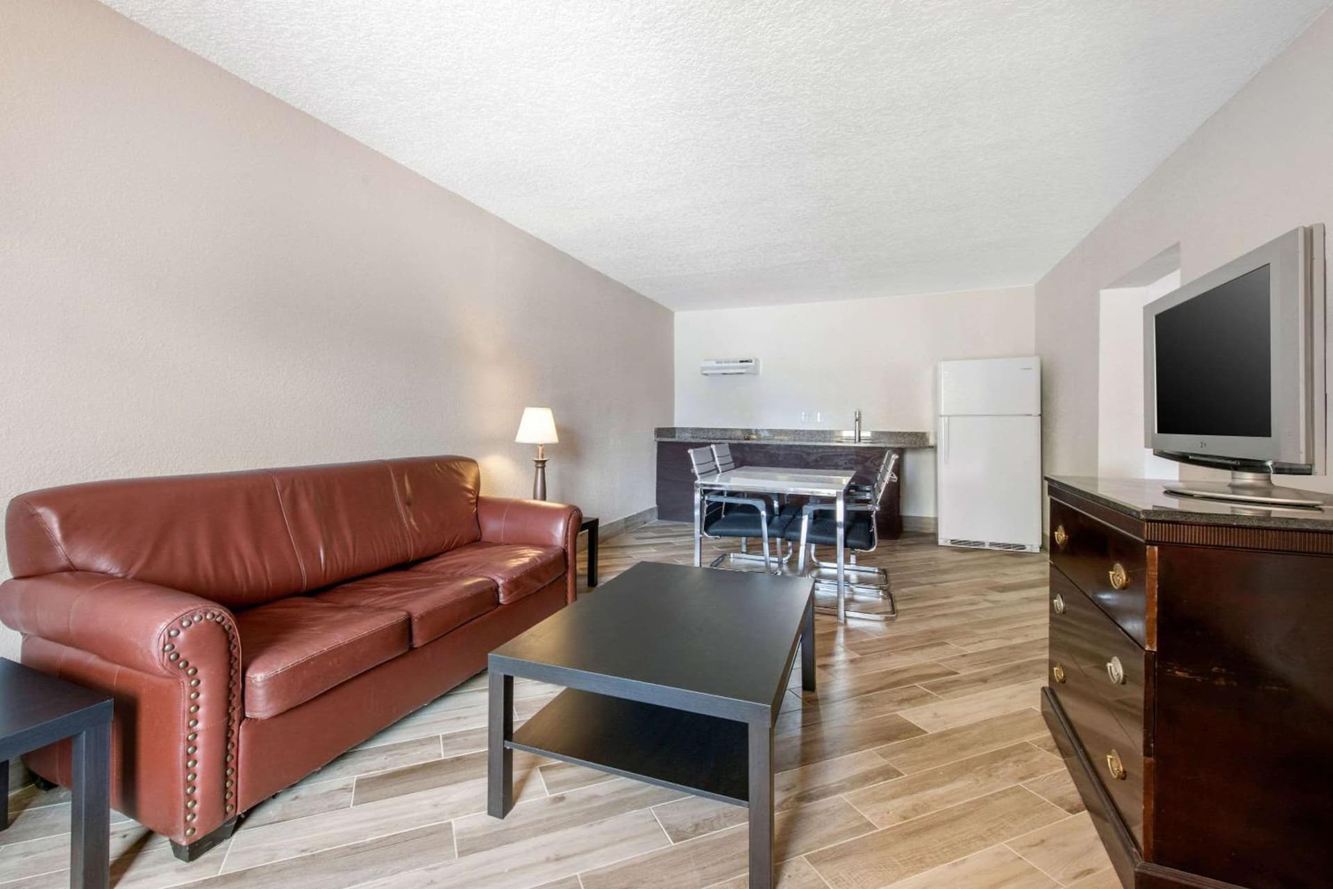 Clarion Inn & Suites Kissimmee-Lake Buena Vista South gallery photo in Kissimmee, FL — image 10