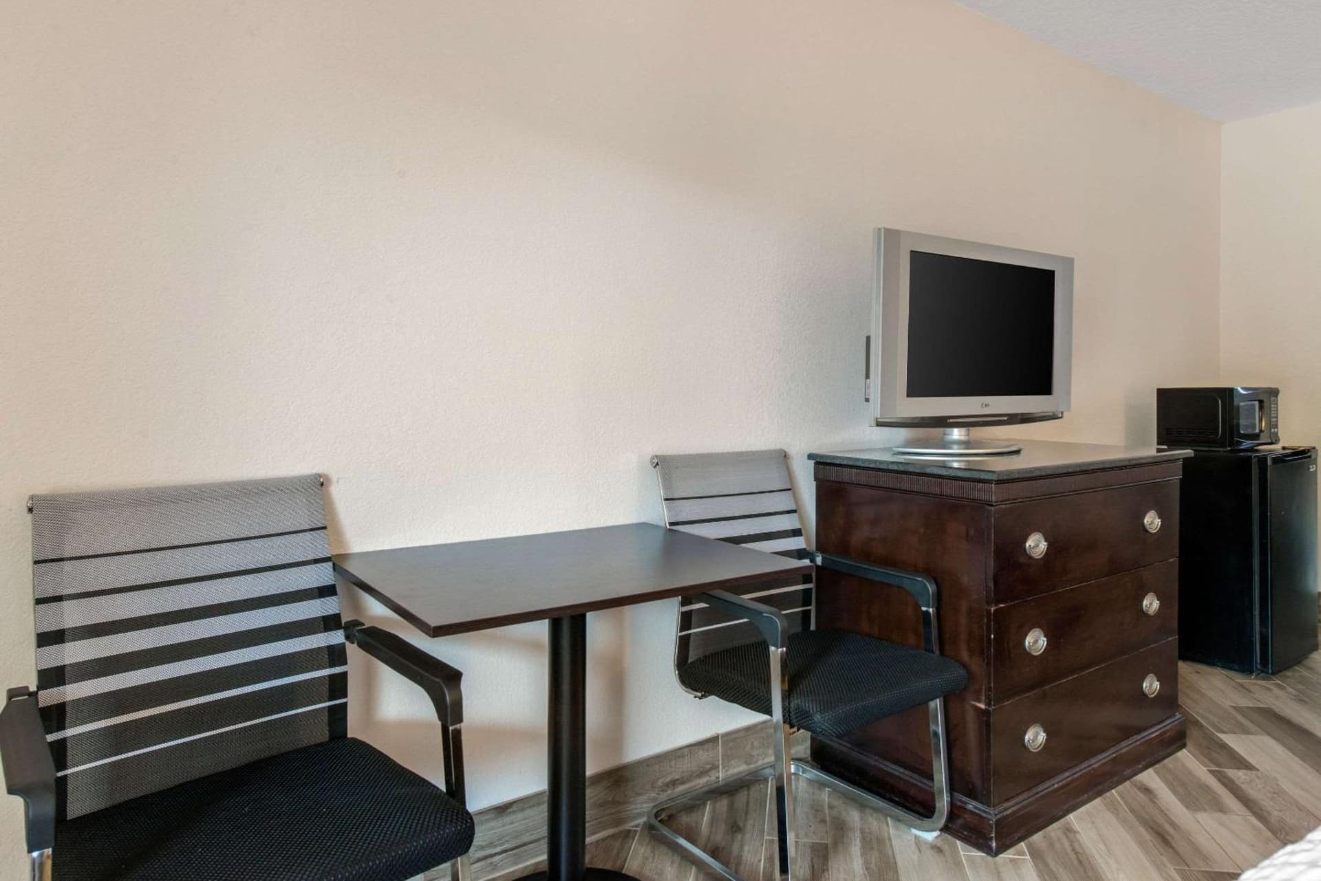 Clarion Inn & Suites Kissimmee-Lake Buena Vista South gallery photo in Kissimmee, FL — image 9