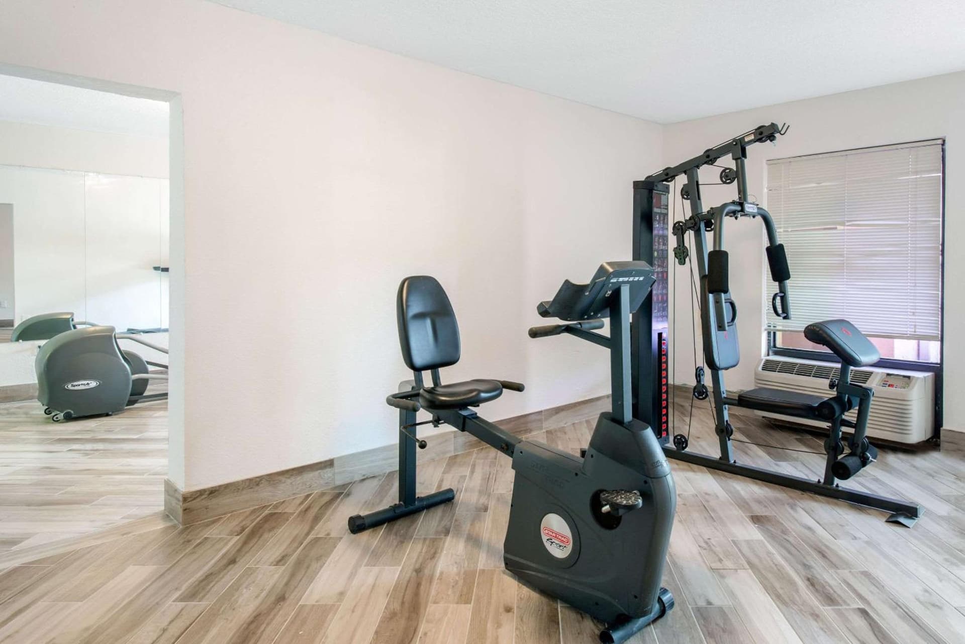 Clarion Inn & Suites Kissimmee-Lake Buena Vista South gallery photo in Kissimmee, FL — image 26