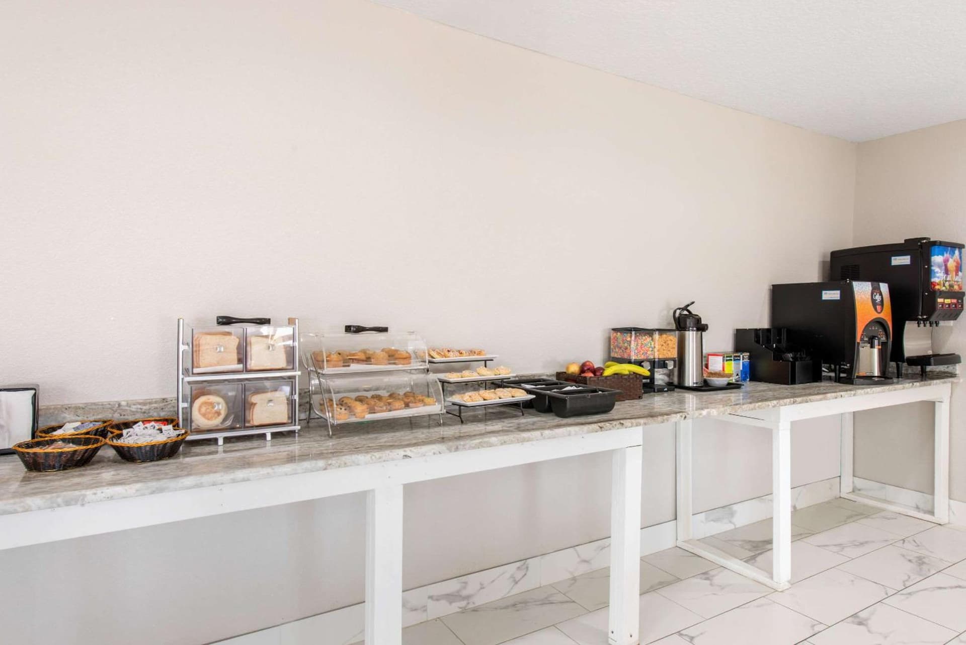 Clarion Inn & Suites Kissimmee-Lake Buena Vista South gallery photo in Kissimmee, FL — image 4