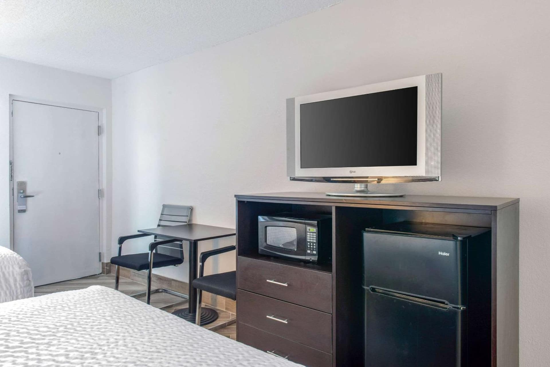 Clarion Inn & Suites Kissimmee-Lake Buena Vista South gallery photo in Kissimmee, FL — image 33