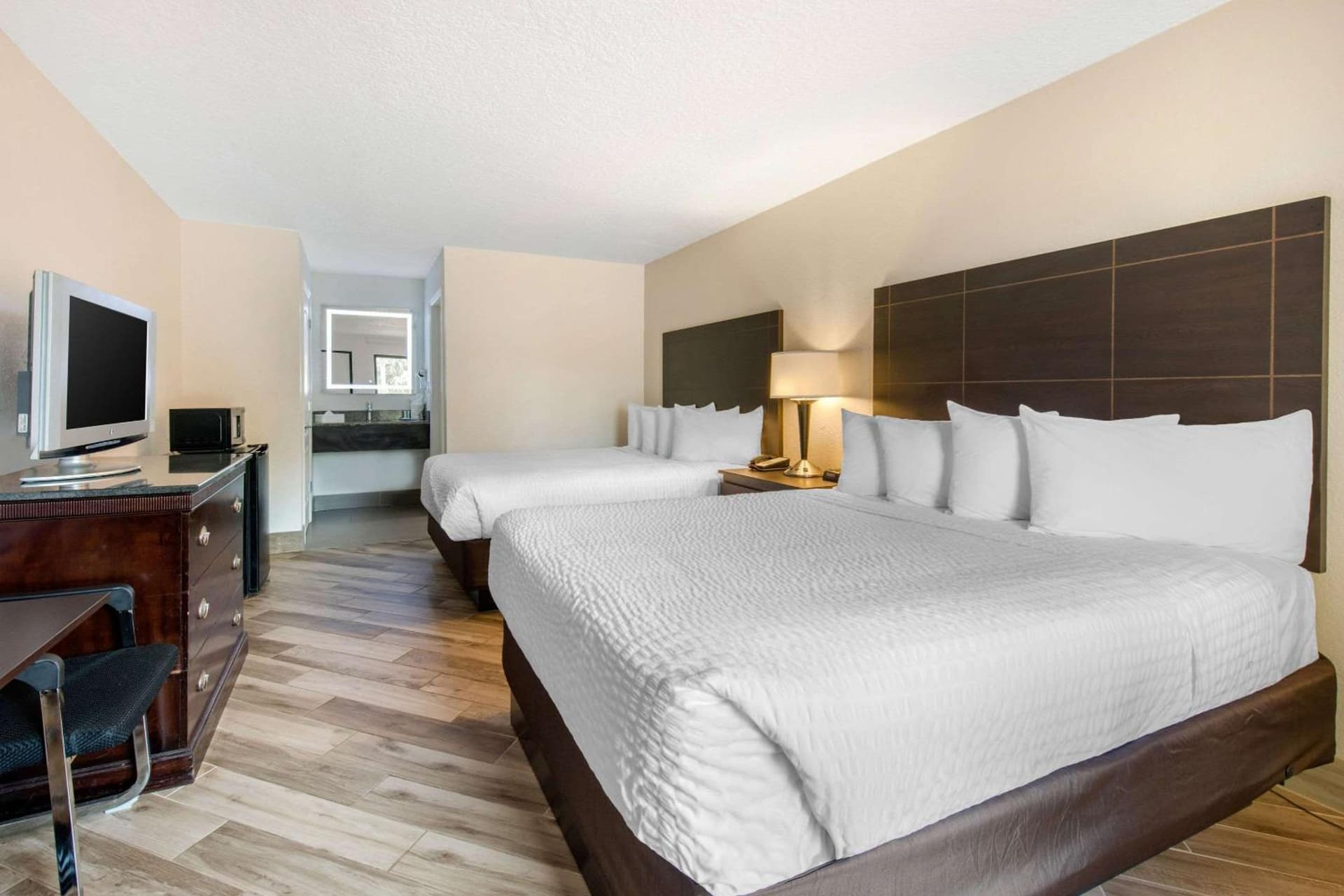 Clarion Inn & Suites Kissimmee-Lake Buena Vista South gallery photo in Kissimmee, FL — image 39