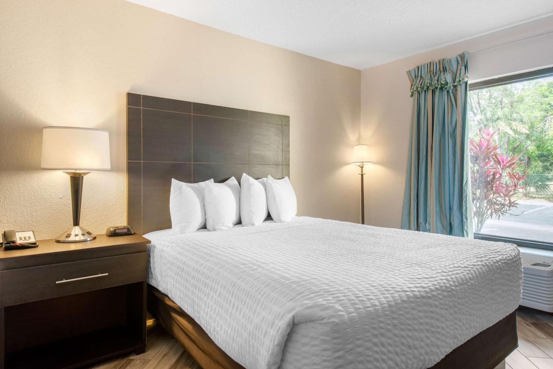 Clarion Inn & Suites Kissimmee-Lake Buena Vista South gallery photo in Kissimmee, FL — image 43