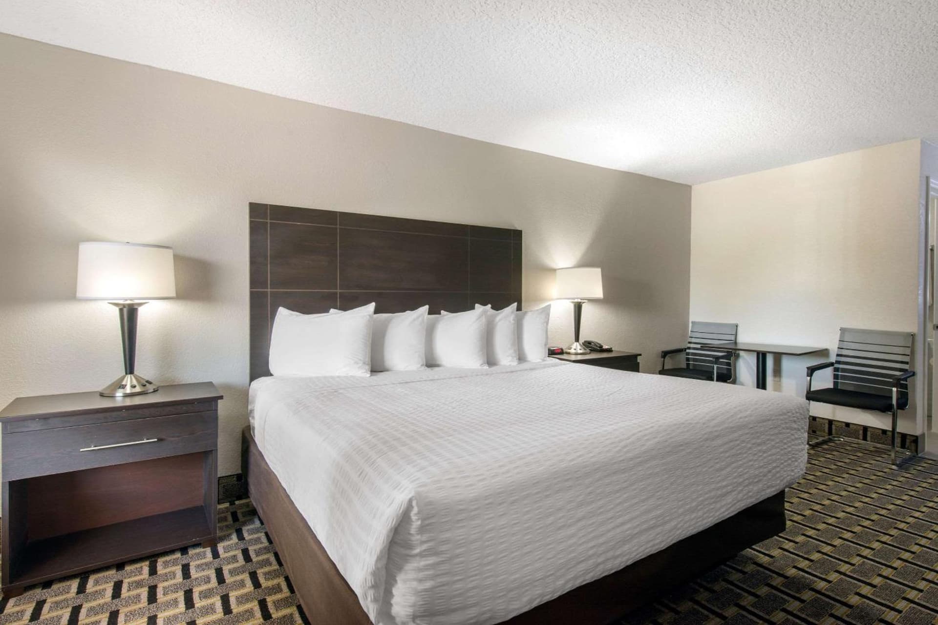 Clarion Inn & Suites Kissimmee-Lake Buena Vista South gallery photo in Kissimmee, FL — image 11