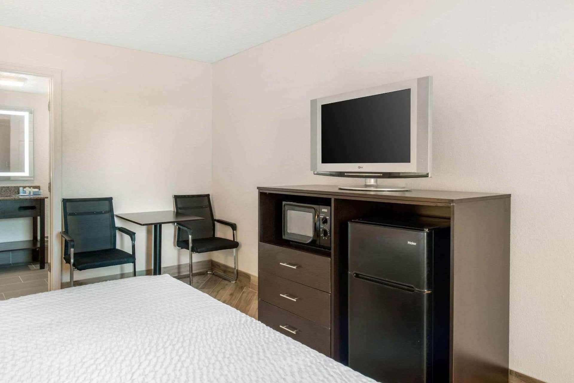 Clarion Inn & Suites Kissimmee-Lake Buena Vista South gallery photo in Kissimmee, FL — image 47