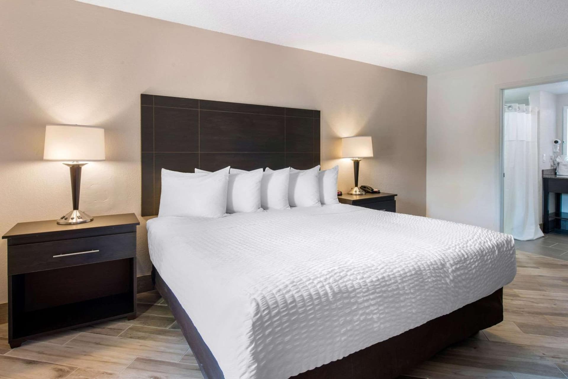Clarion Inn & Suites Kissimmee-Lake Buena Vista South gallery photo in Kissimmee, FL — image 8