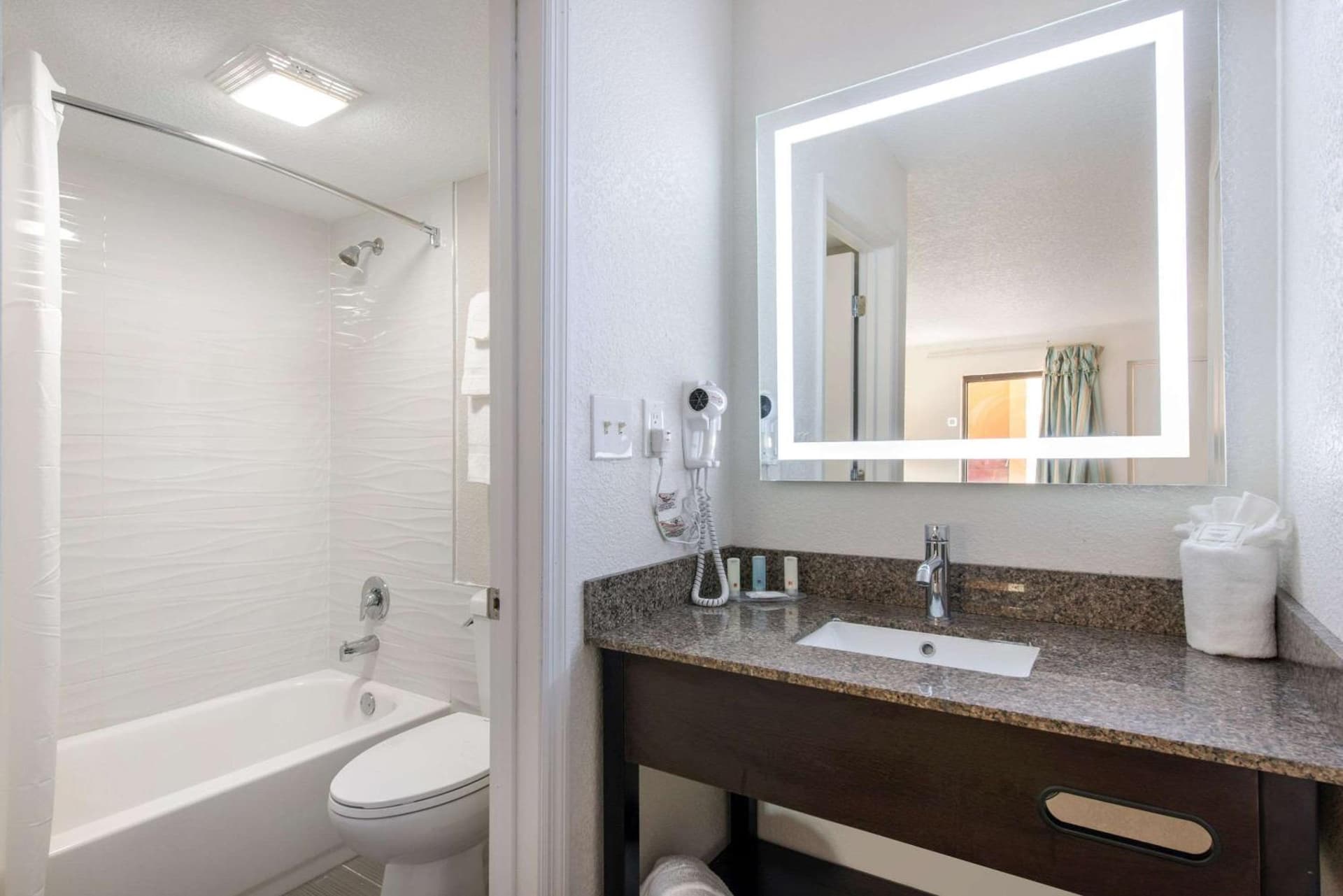 Clarion Inn & Suites Kissimmee-Lake Buena Vista South gallery photo in Kissimmee, FL — image 17