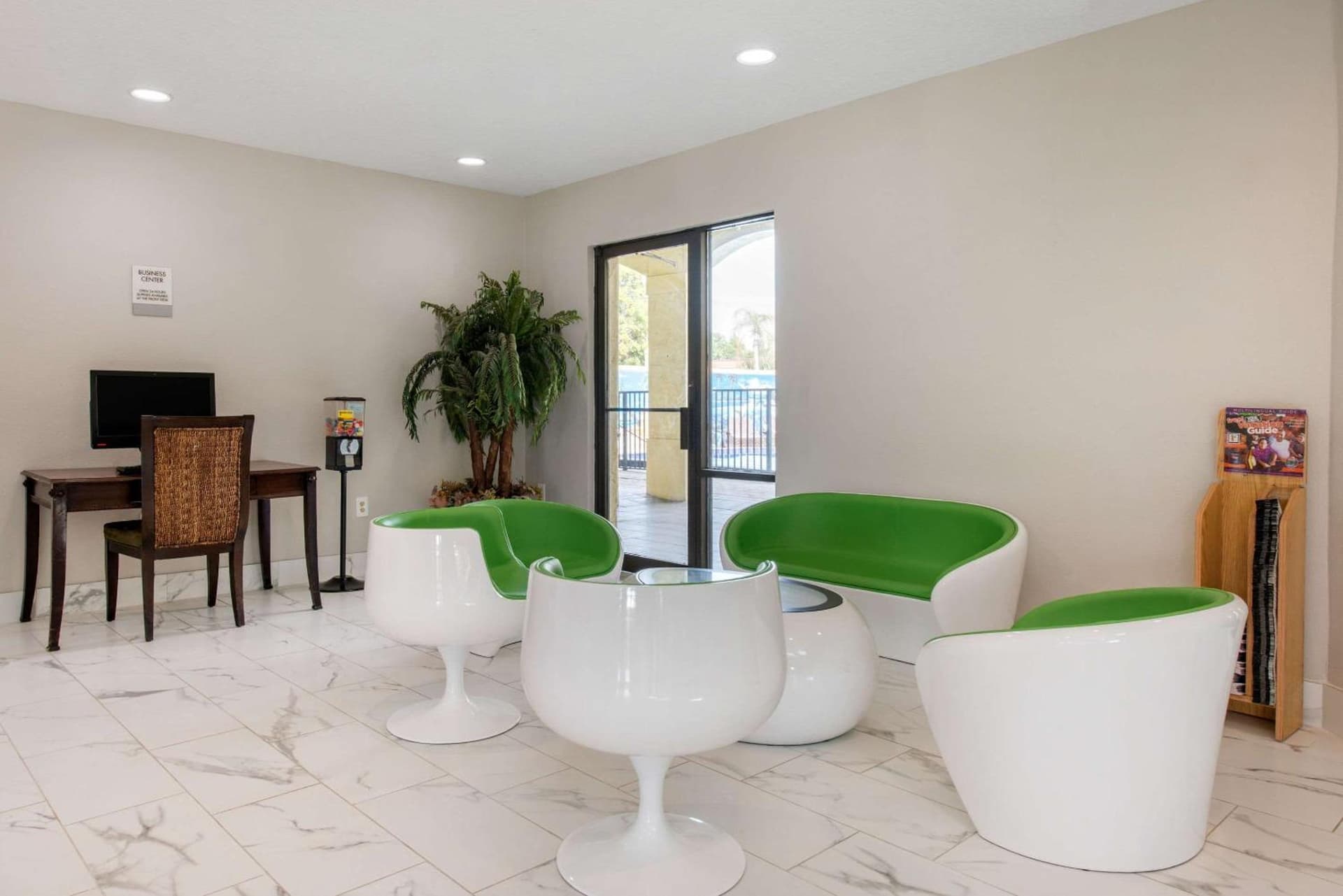 Clarion Inn & Suites Kissimmee-Lake Buena Vista South gallery photo in Kissimmee, FL — image 45