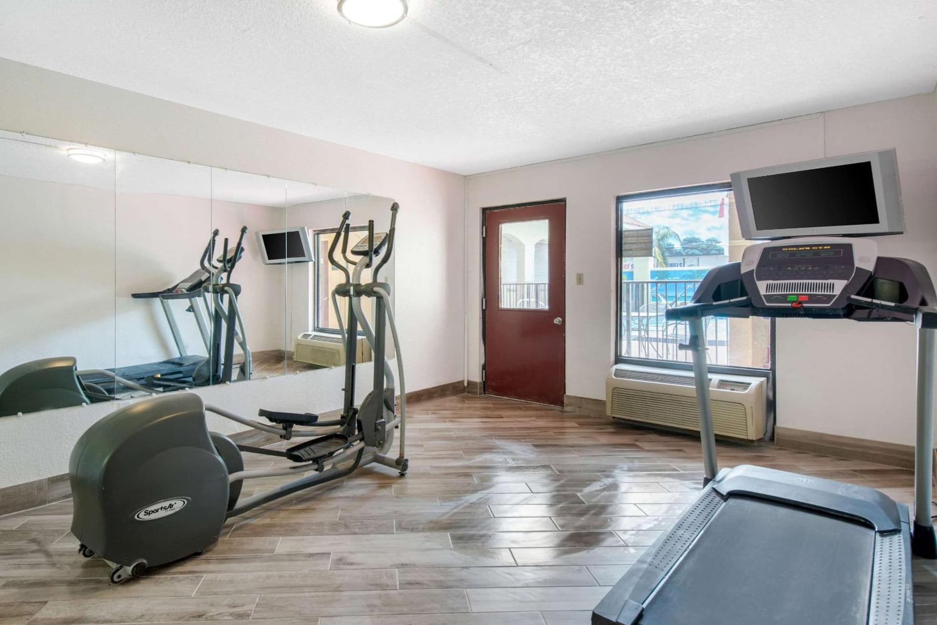 Clarion Inn & Suites Kissimmee-Lake Buena Vista South gallery photo in Kissimmee, FL — image 23