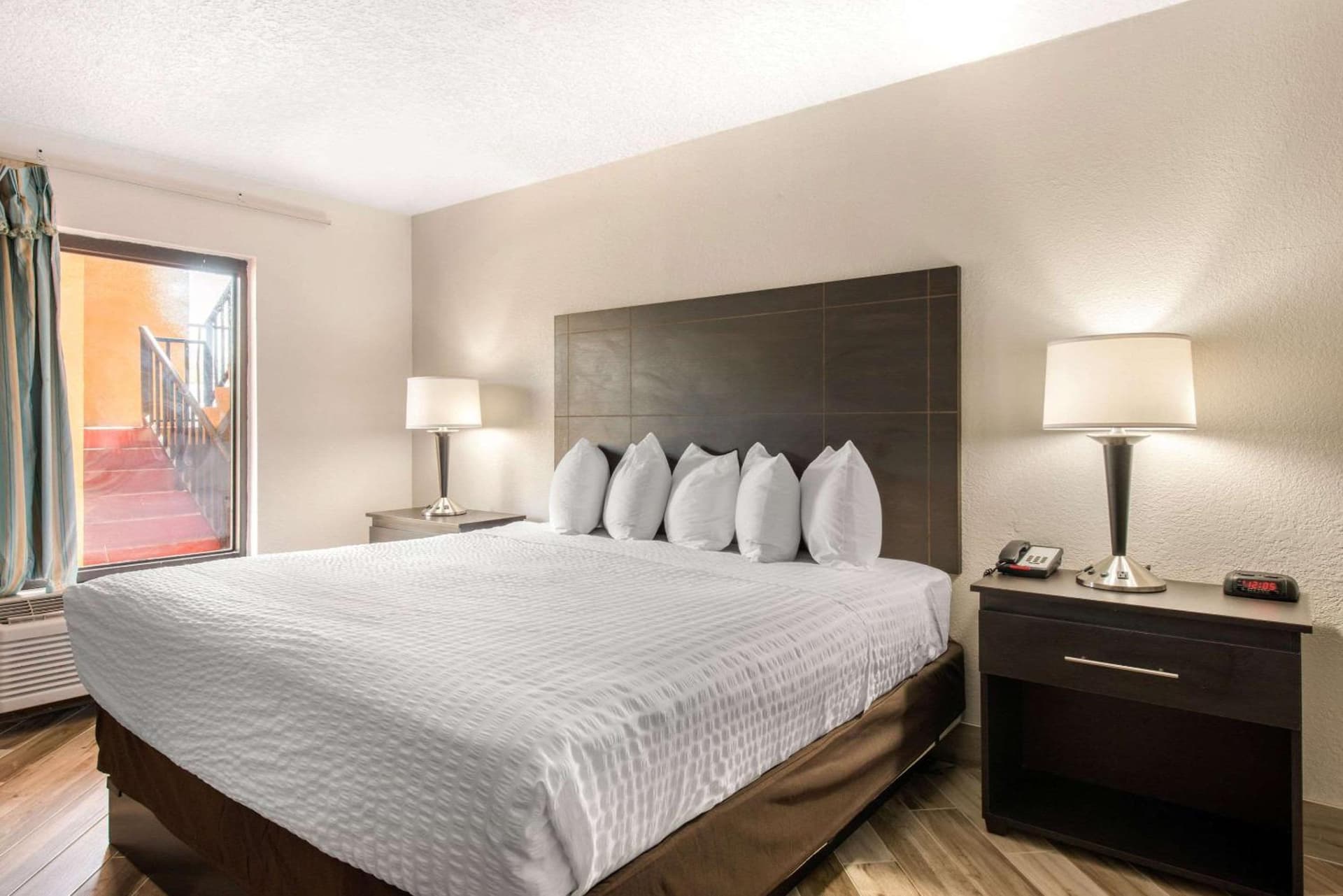 Clarion Inn & Suites Kissimmee-Lake Buena Vista South gallery photo in Kissimmee, FL — image 34