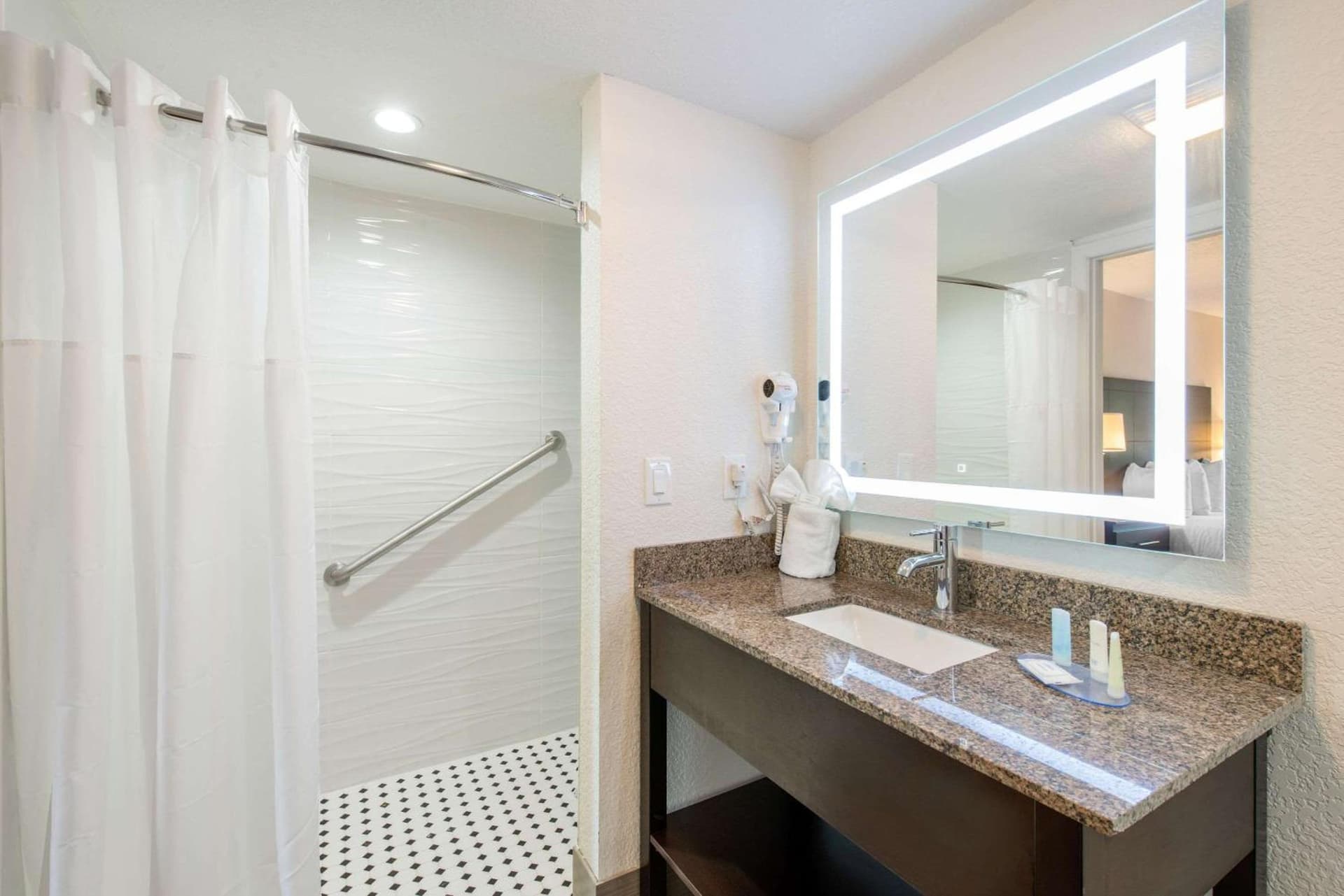 Clarion Inn & Suites Kissimmee-Lake Buena Vista South gallery photo in Kissimmee, FL — image 36