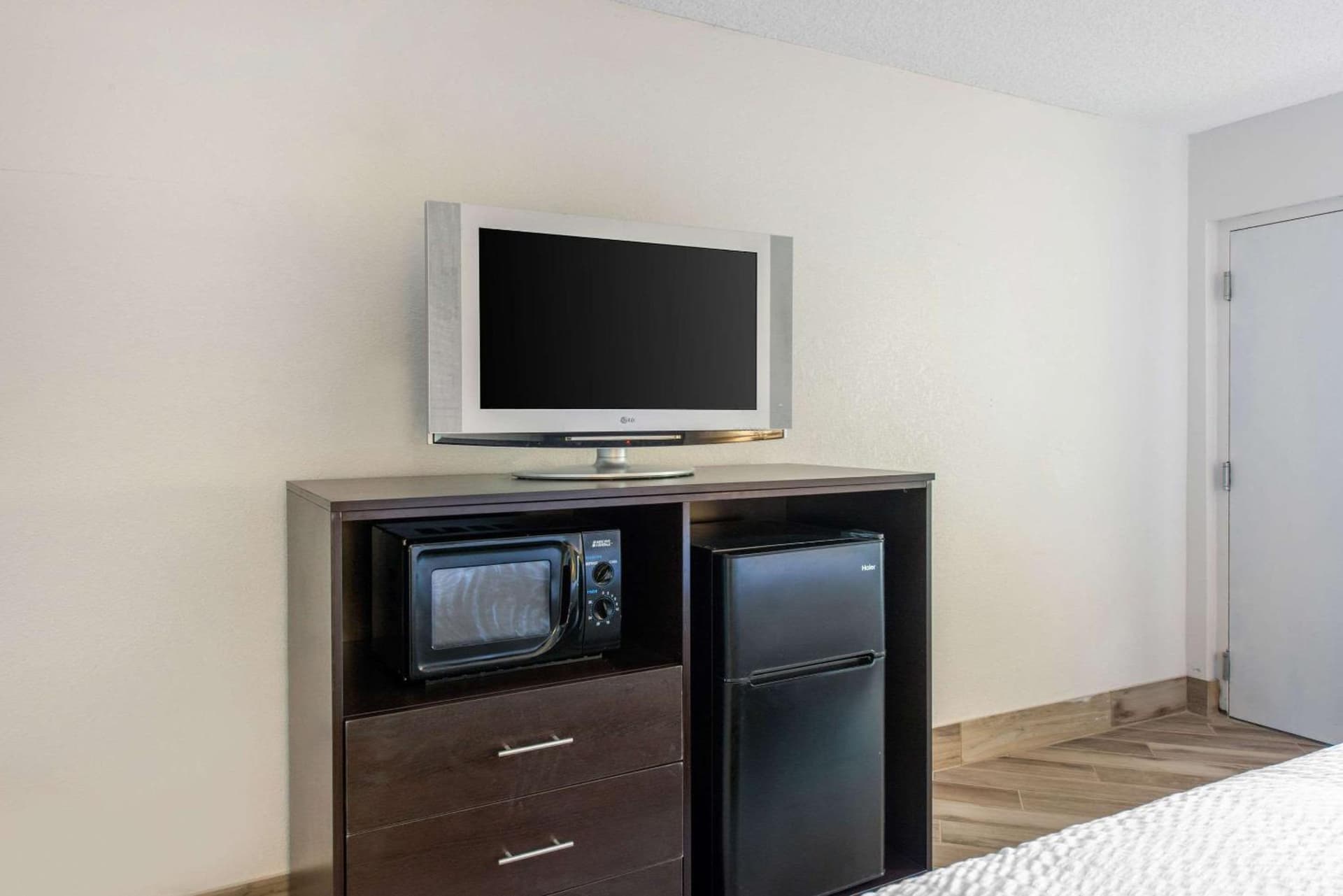 Clarion Inn & Suites Kissimmee-Lake Buena Vista South interior in Kissimmee, FL — gallery photo 2