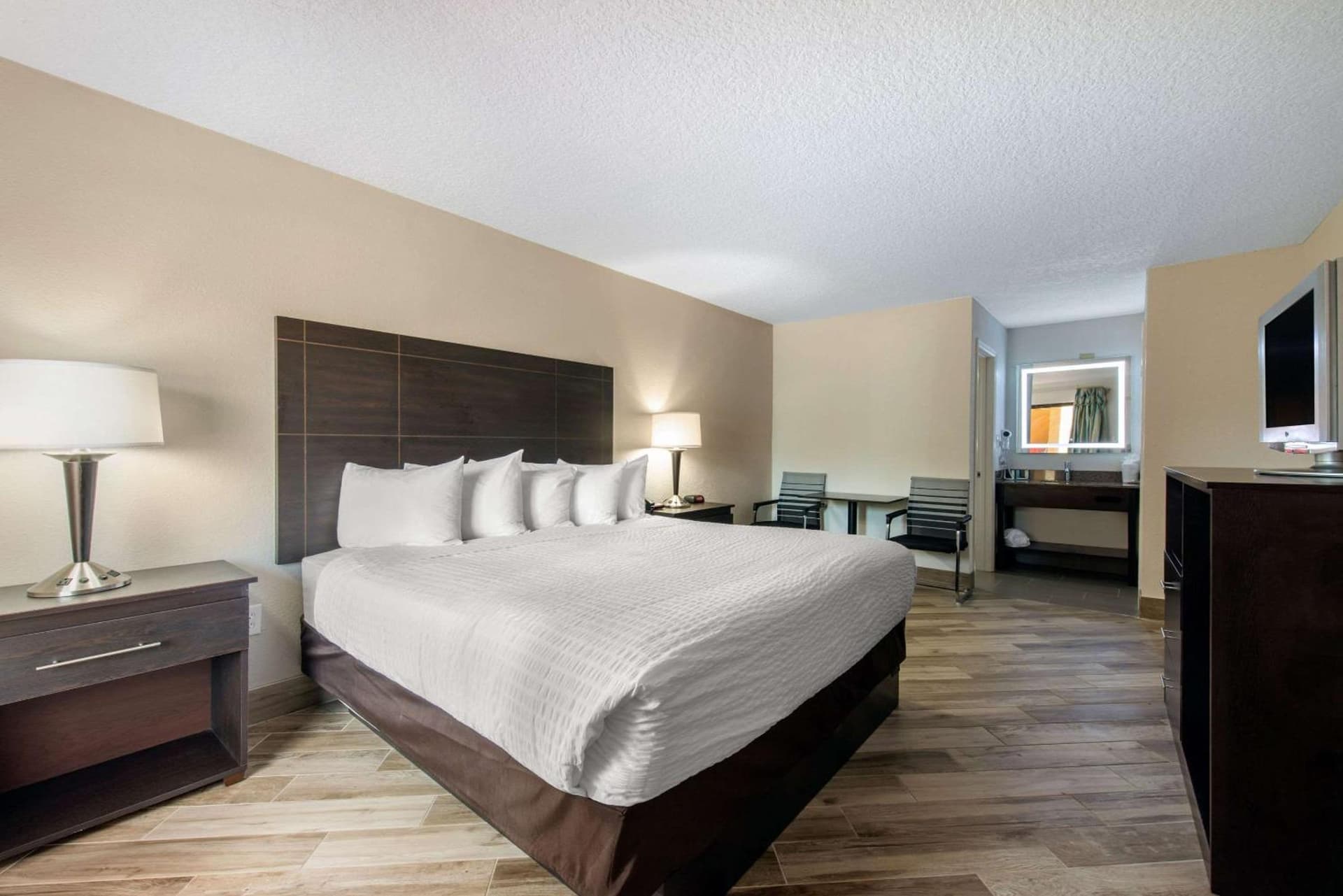 Clarion Inn & Suites Kissimmee-Lake Buena Vista South gallery photo in Kissimmee, FL — image 27