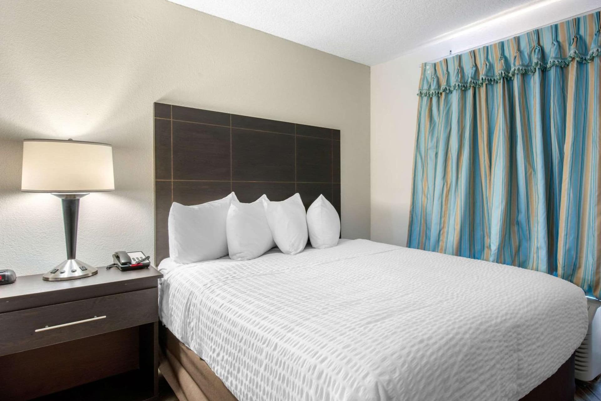 Clarion Inn & Suites Kissimmee-Lake Buena Vista South gallery photo in Kissimmee, FL — image 14