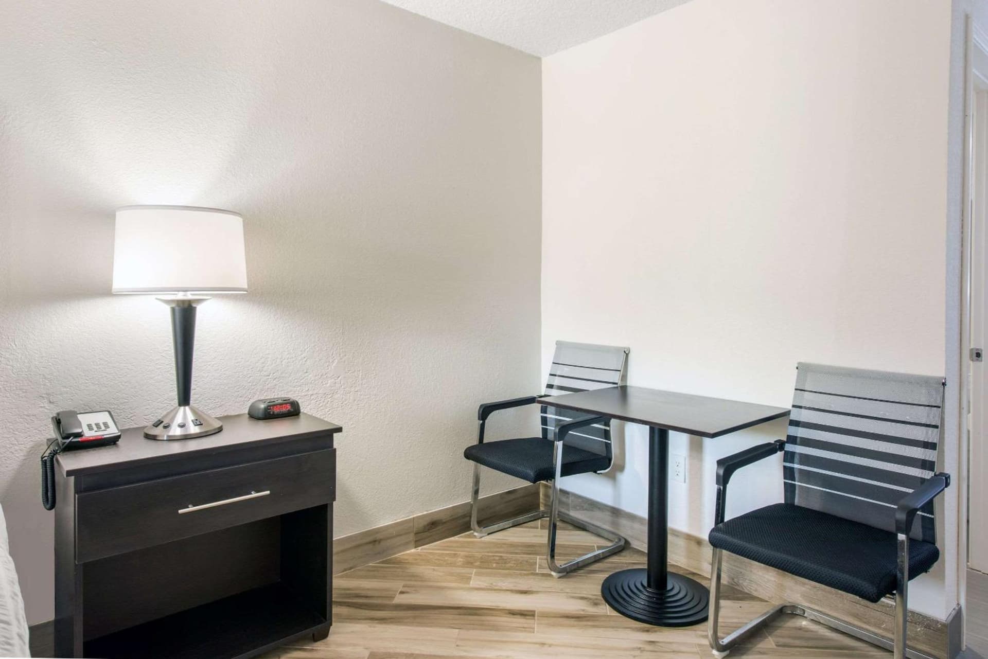 Clarion Inn & Suites Kissimmee-Lake Buena Vista South gallery photo in Kissimmee, FL — image 44