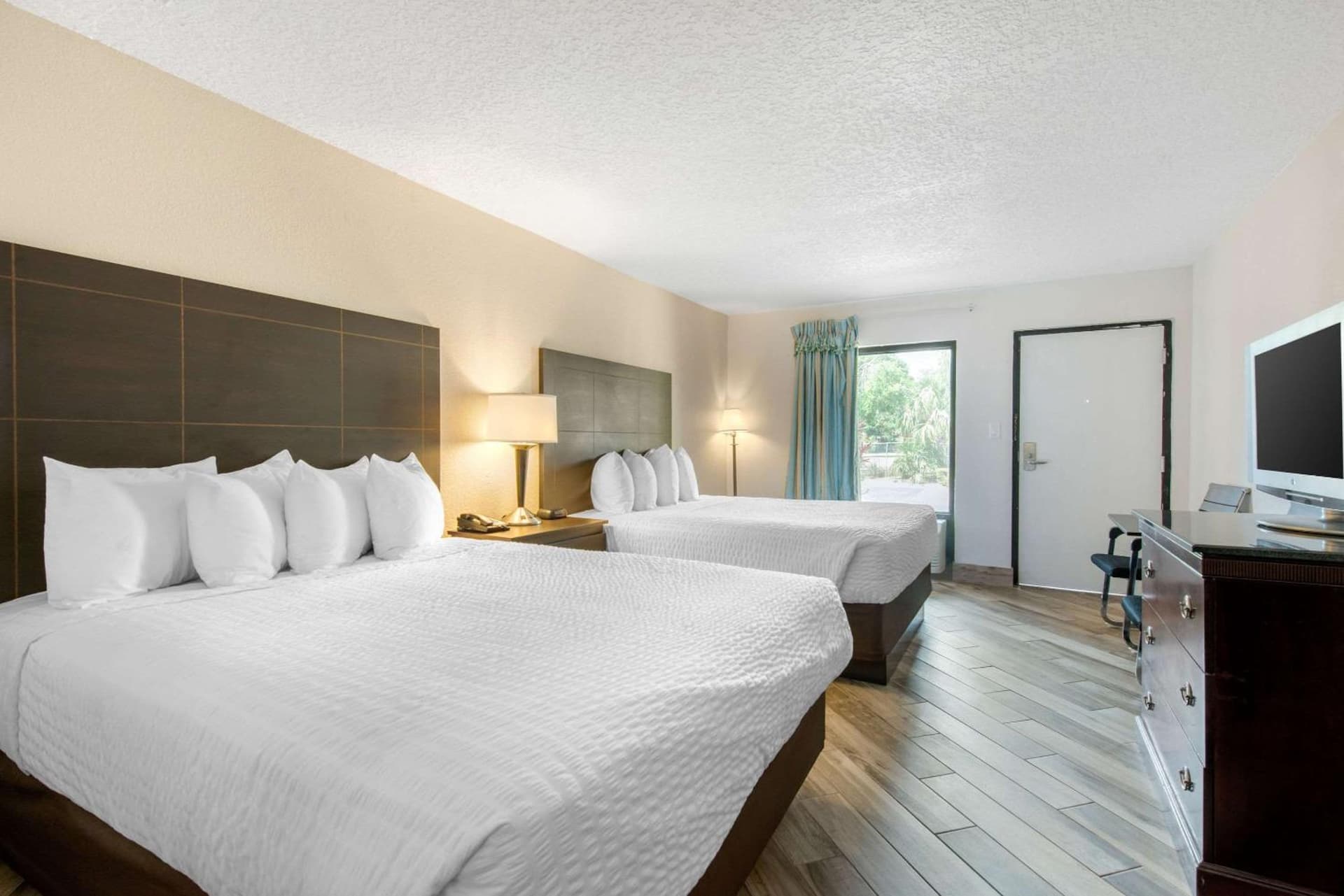 Clarion Inn & Suites Kissimmee-Lake Buena Vista South gallery photo in Kissimmee, FL — image 13