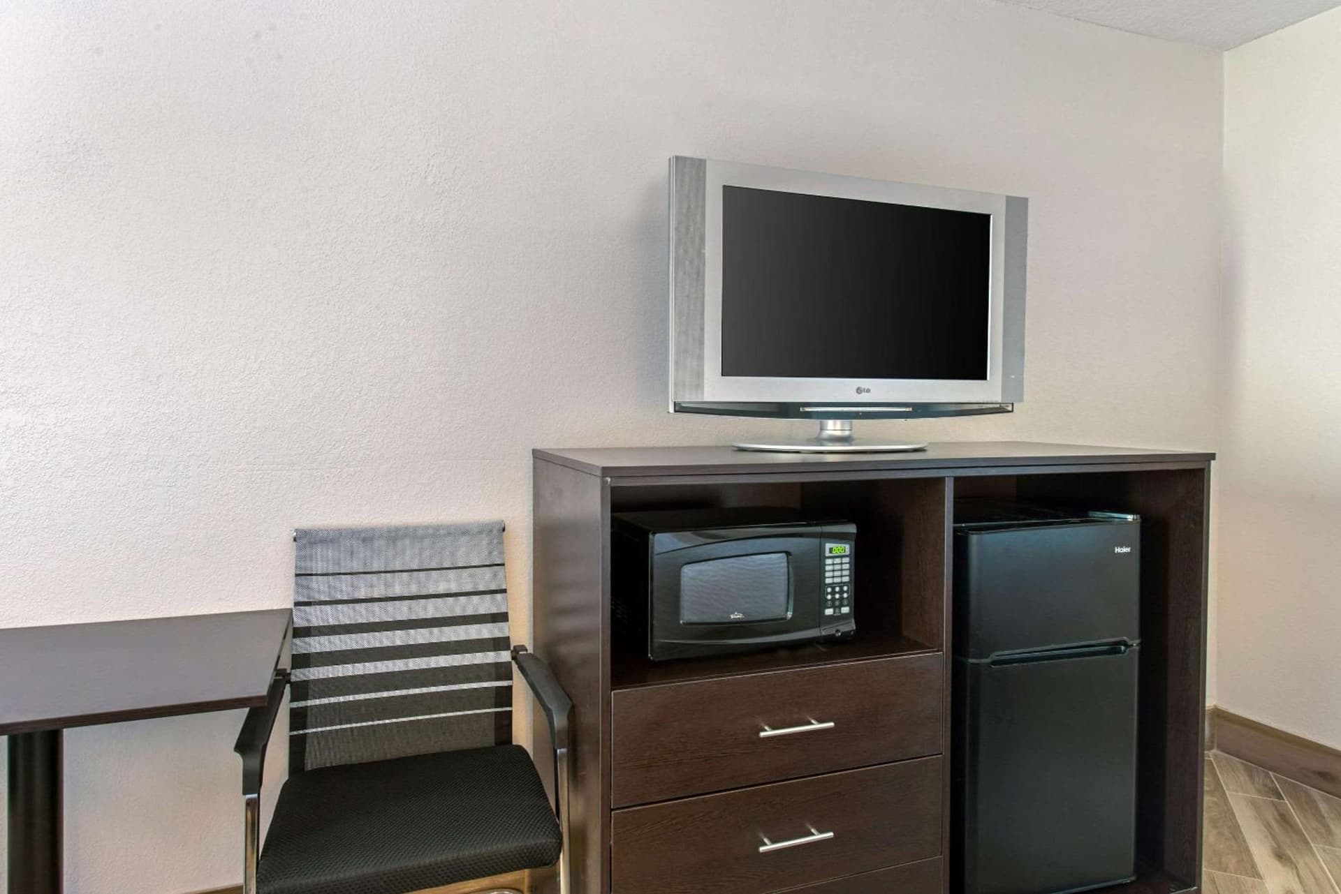 Clarion Inn & Suites Kissimmee-Lake Buena Vista South gallery photo in Kissimmee, FL — image 24