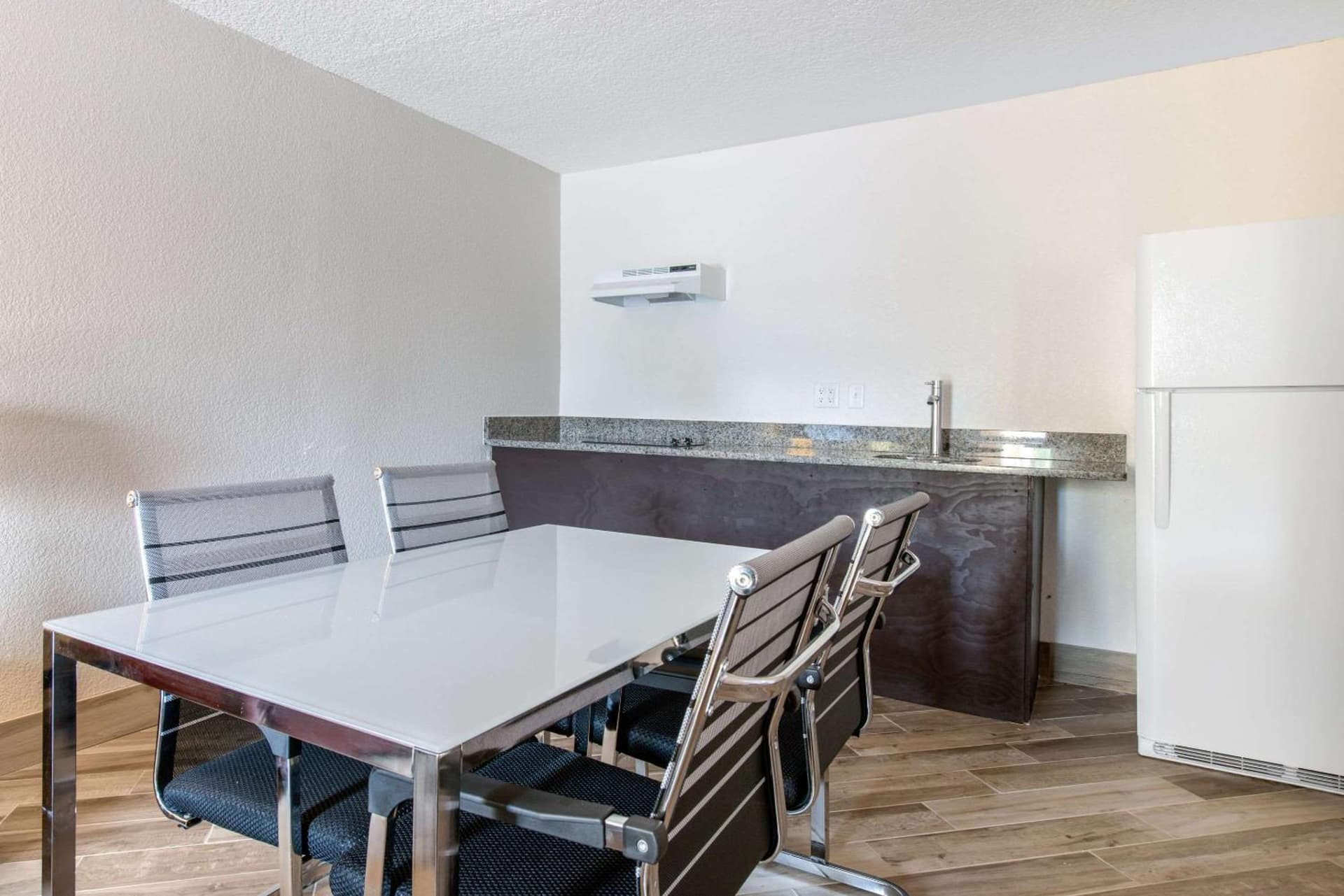 Clarion Inn & Suites Kissimmee-Lake Buena Vista South gallery photo in Kissimmee, FL — image 16