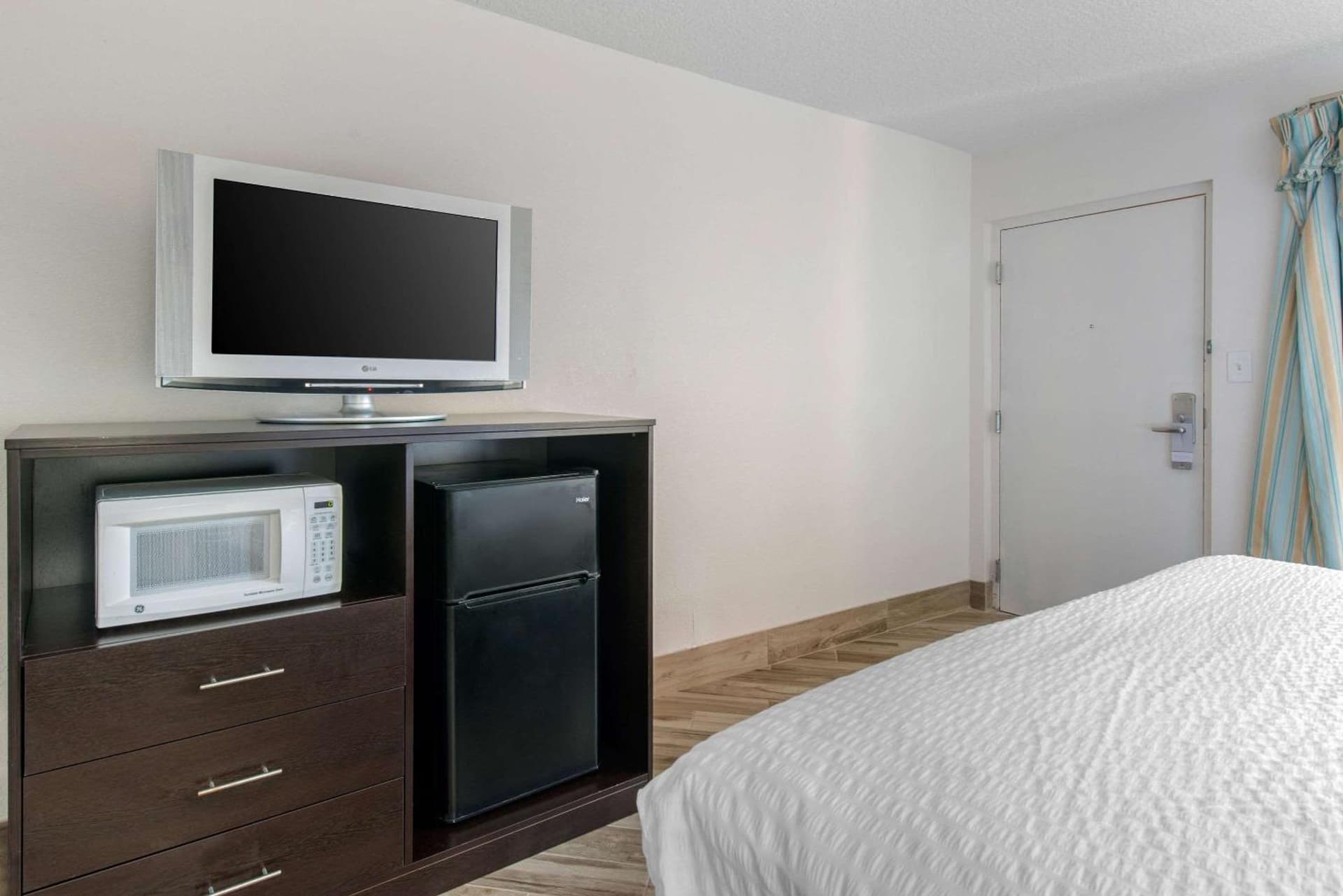 Clarion Inn & Suites Kissimmee-Lake Buena Vista South gallery photo in Kissimmee, FL — image 46