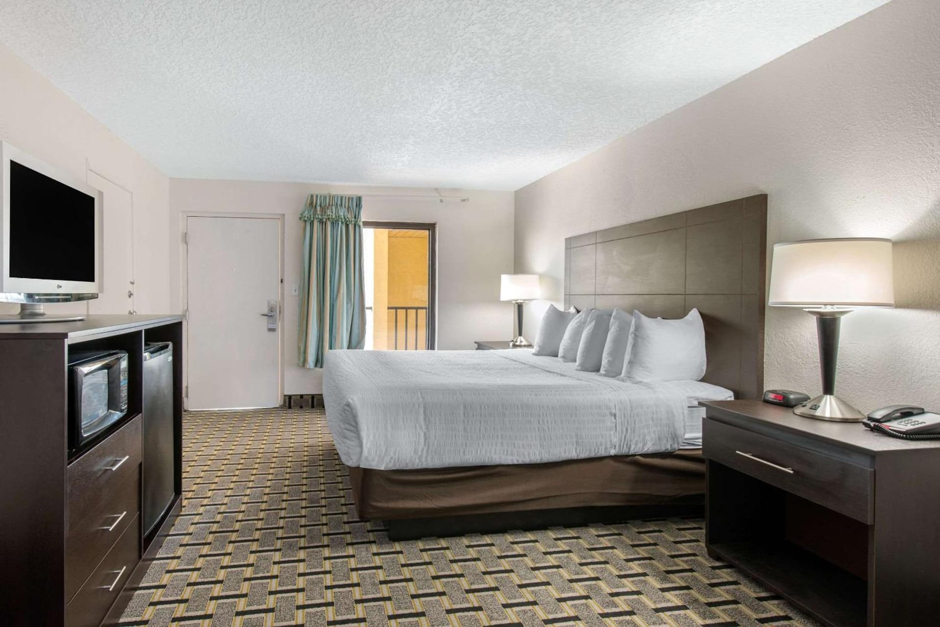 Clarion Inn & Suites Kissimmee-Lake Buena Vista South gallery photo in Kissimmee, FL — image 21