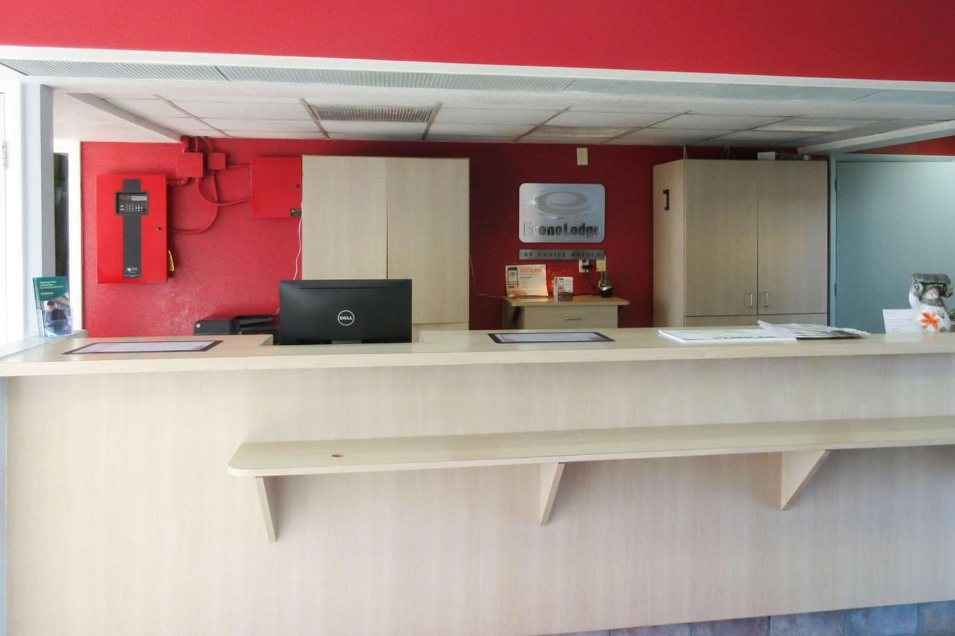 Econo Lodge Paducah West I-24 interior in Paducah, KY — gallery photo 2