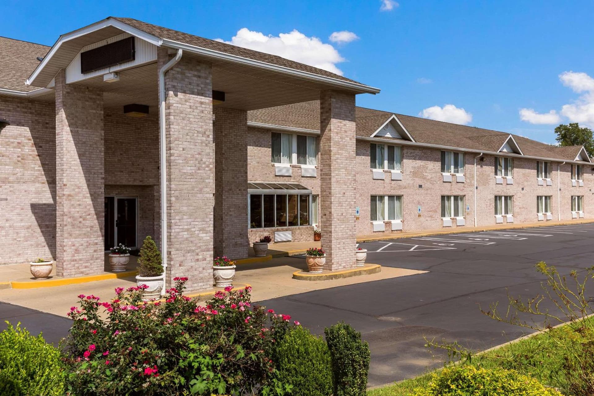 Econo Lodge Inn & Suites Fairview Heights St Louis property views in Fairview Heights, IL — gallery photo 3