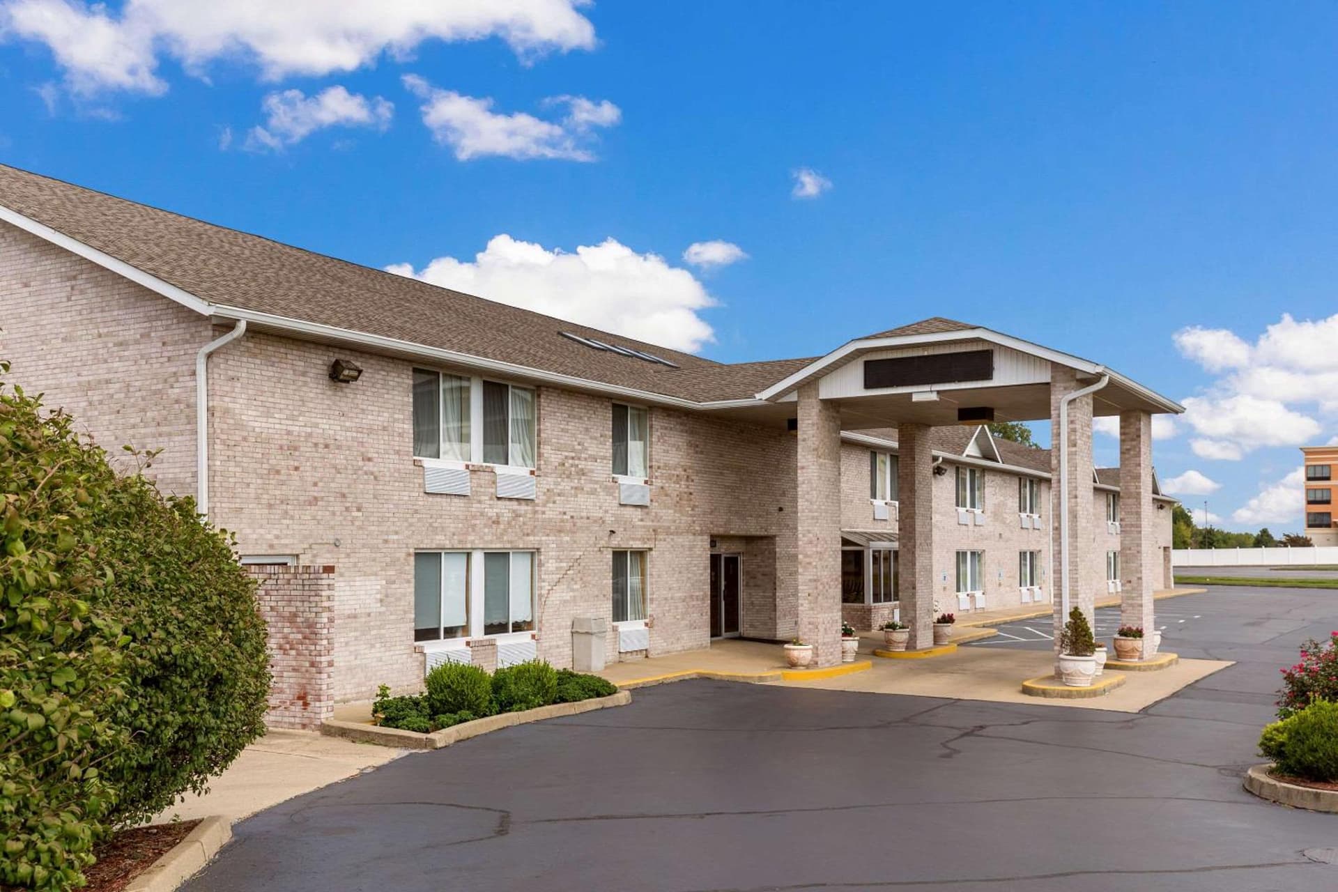 Econo Lodge Inn & Suites Fairview Heights St Louis interior in Fairview Heights, IL — gallery photo 2