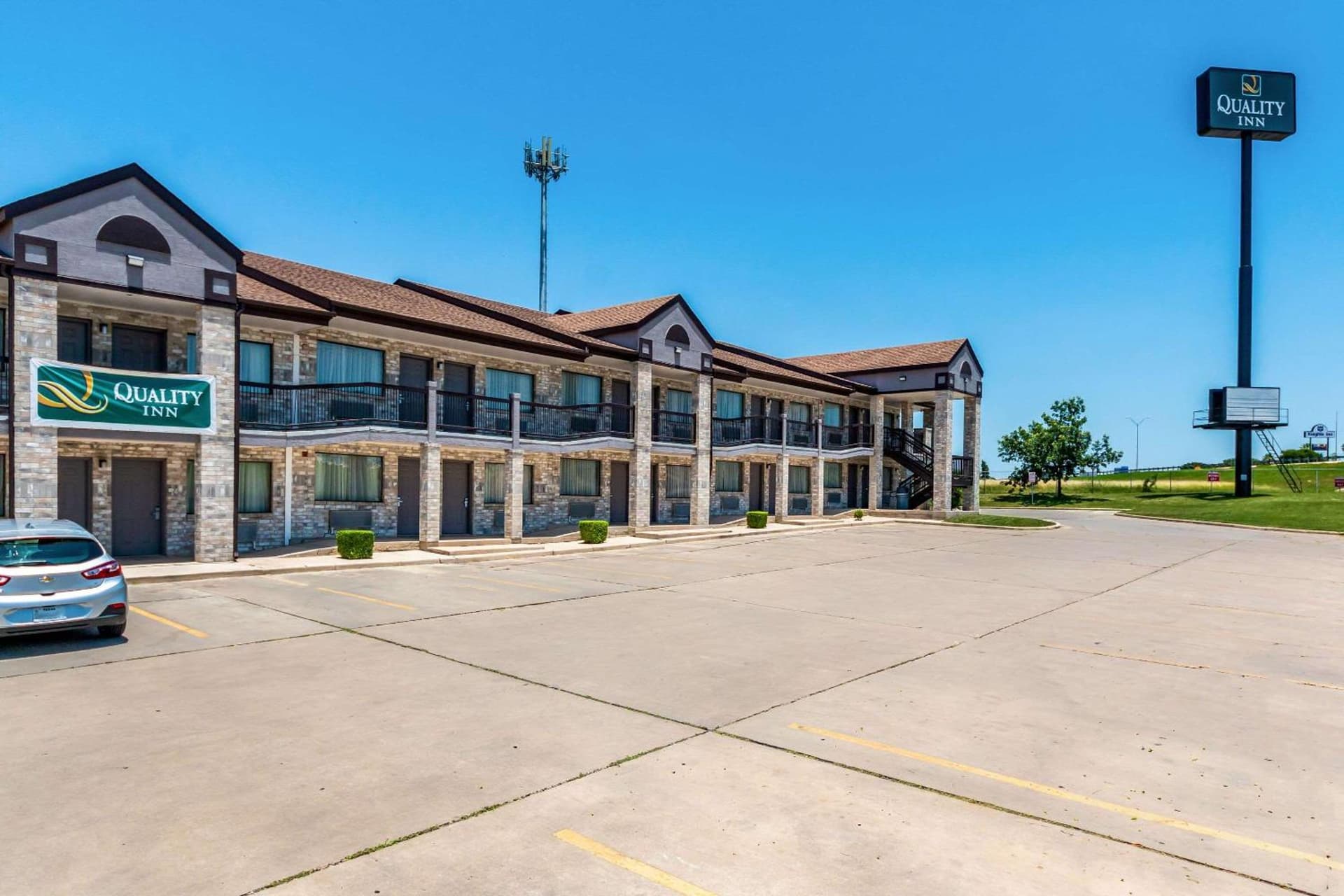 Quality Inn I-10 East near Frost Bank Center property views in San Antonio, TX — gallery photo 3