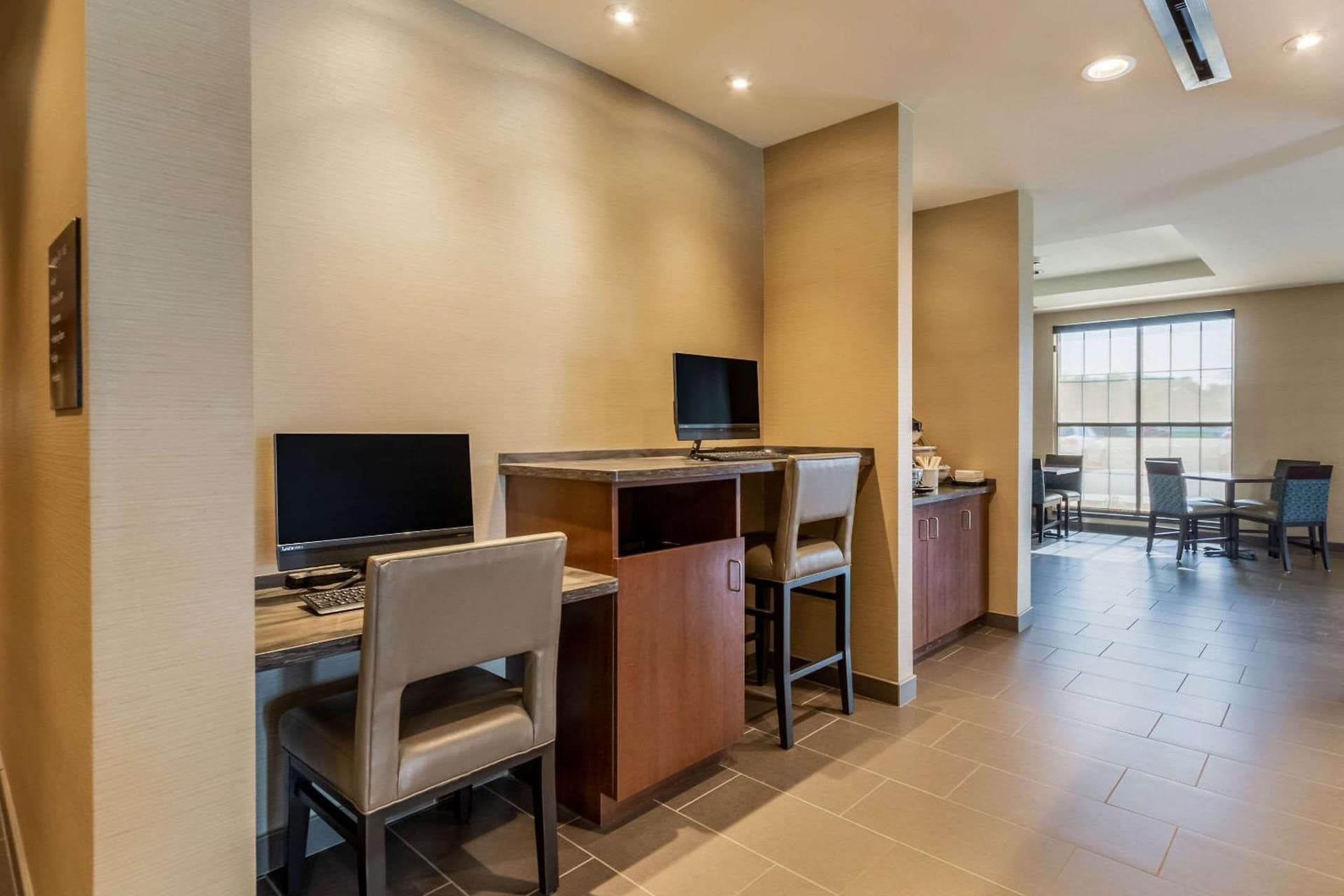 Comfort Inn & Suites - Harrisburg Airport - Hershey South interior in Middletown, PA — gallery photo 2