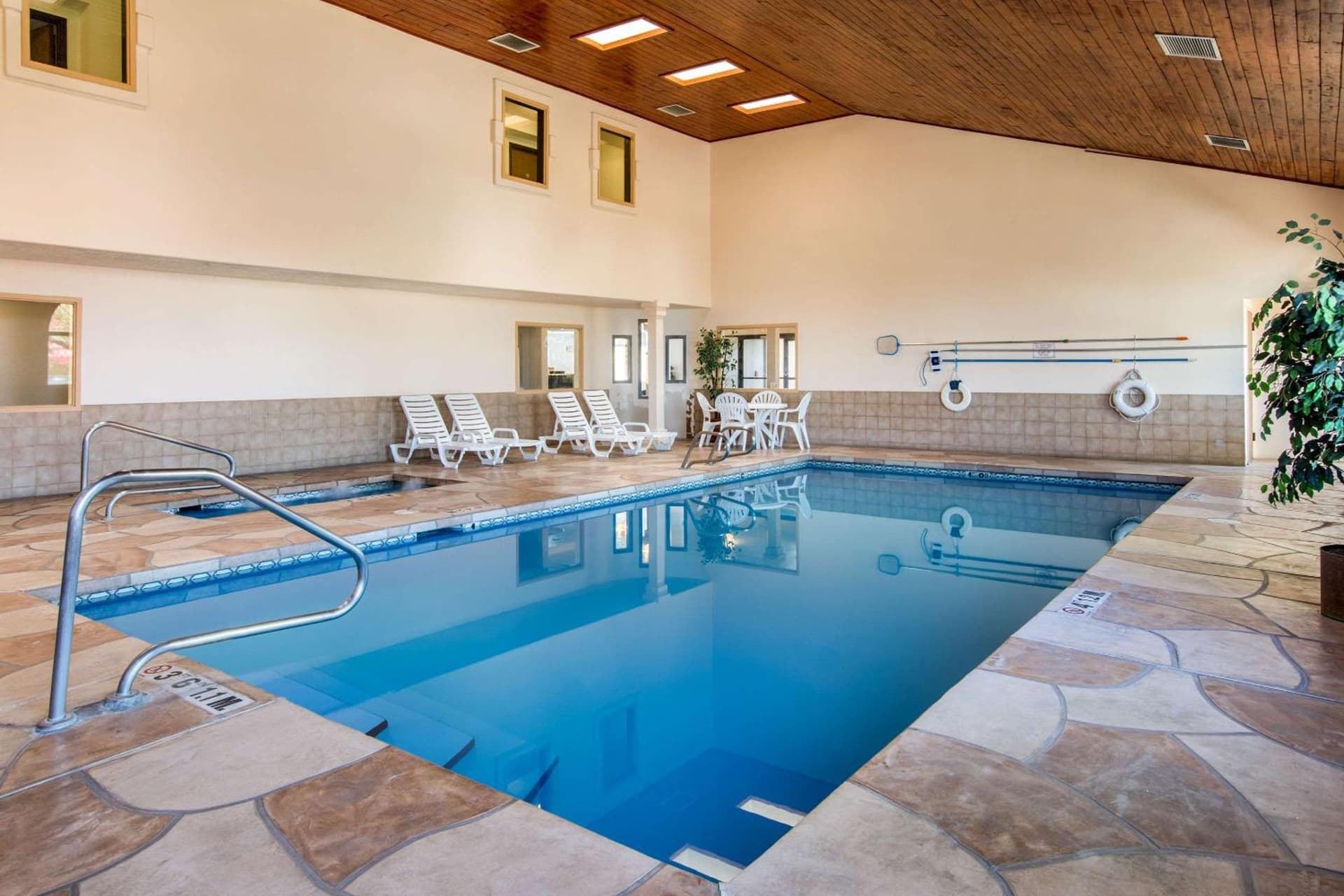 Quality Inn & Suites Albuquerque North near Balloon Fiesta Park gallery photo in Albuquerque, NM — image 27