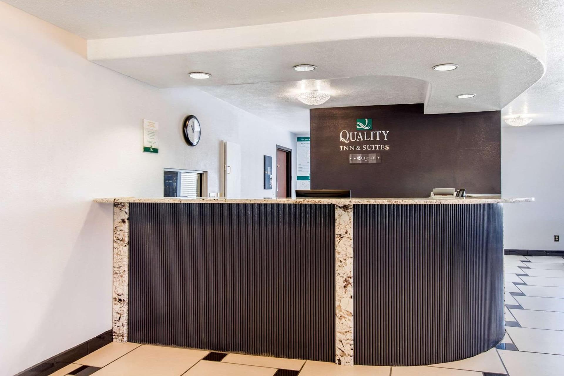 Quality Inn & Suites Albuquerque North near Balloon Fiesta Park gallery photo in Albuquerque, NM — image 10
