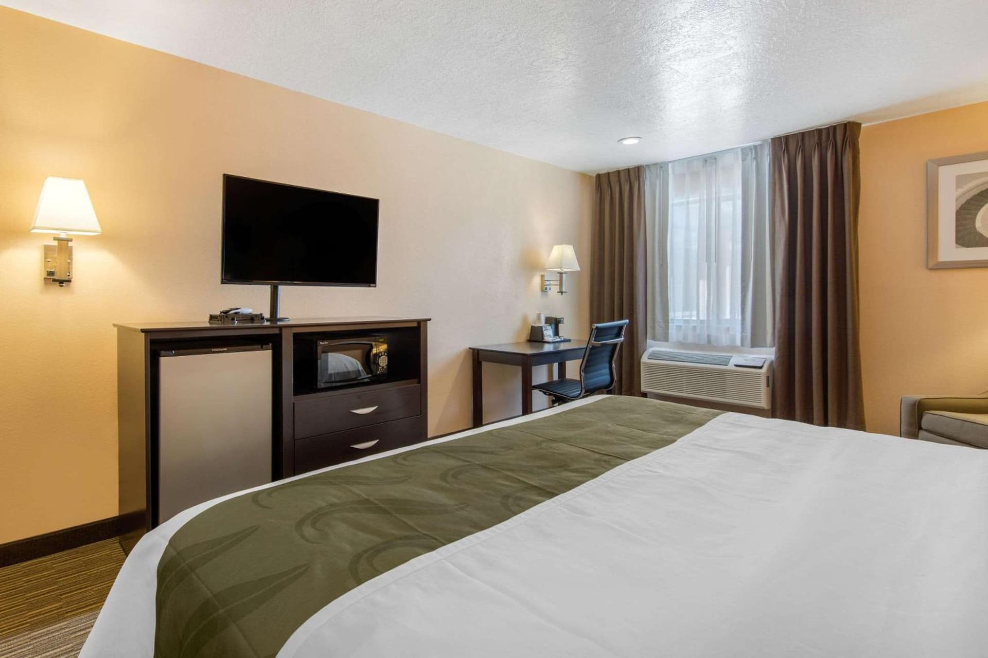 Quality Inn & Suites Albuquerque North near Balloon Fiesta Park gallery photo in Albuquerque, NM — image 4