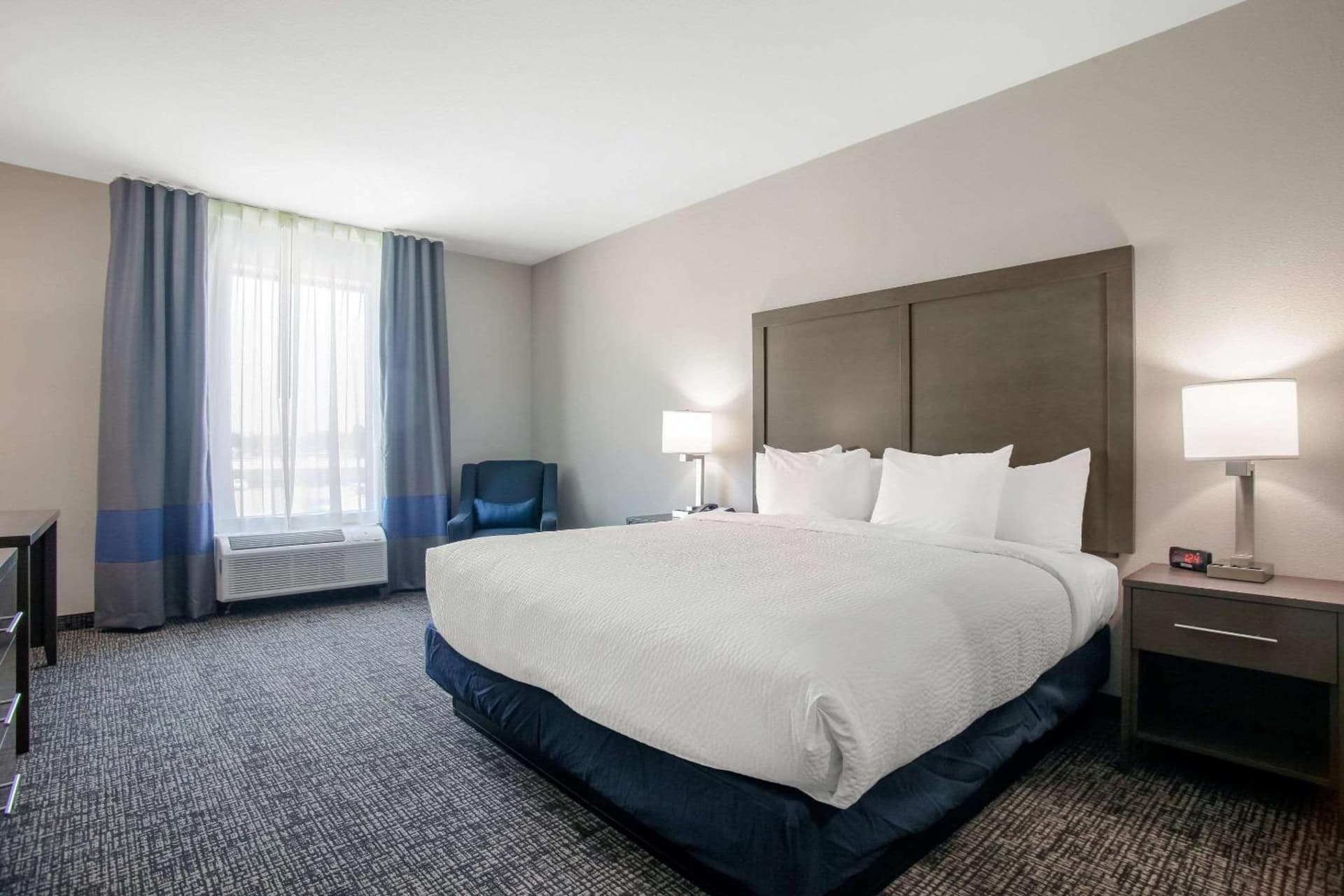 Holiday Inn Express & Suites Tulsa East - Catoosa by IHG interior in Catoosa, OK — gallery photo 2