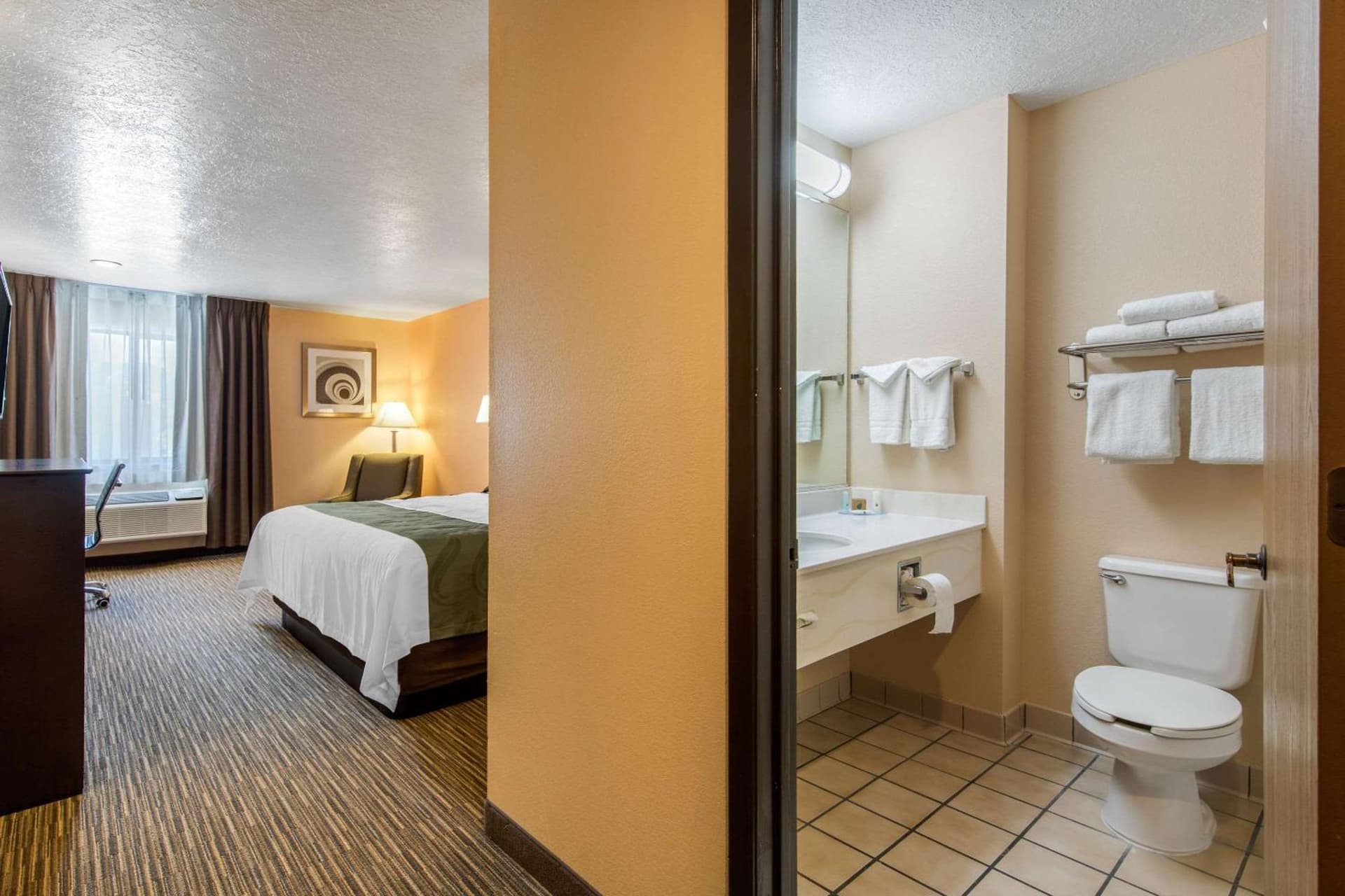 Quality Inn & Suites Albuquerque North near Balloon Fiesta Park gallery photo in Albuquerque, NM — image 29
