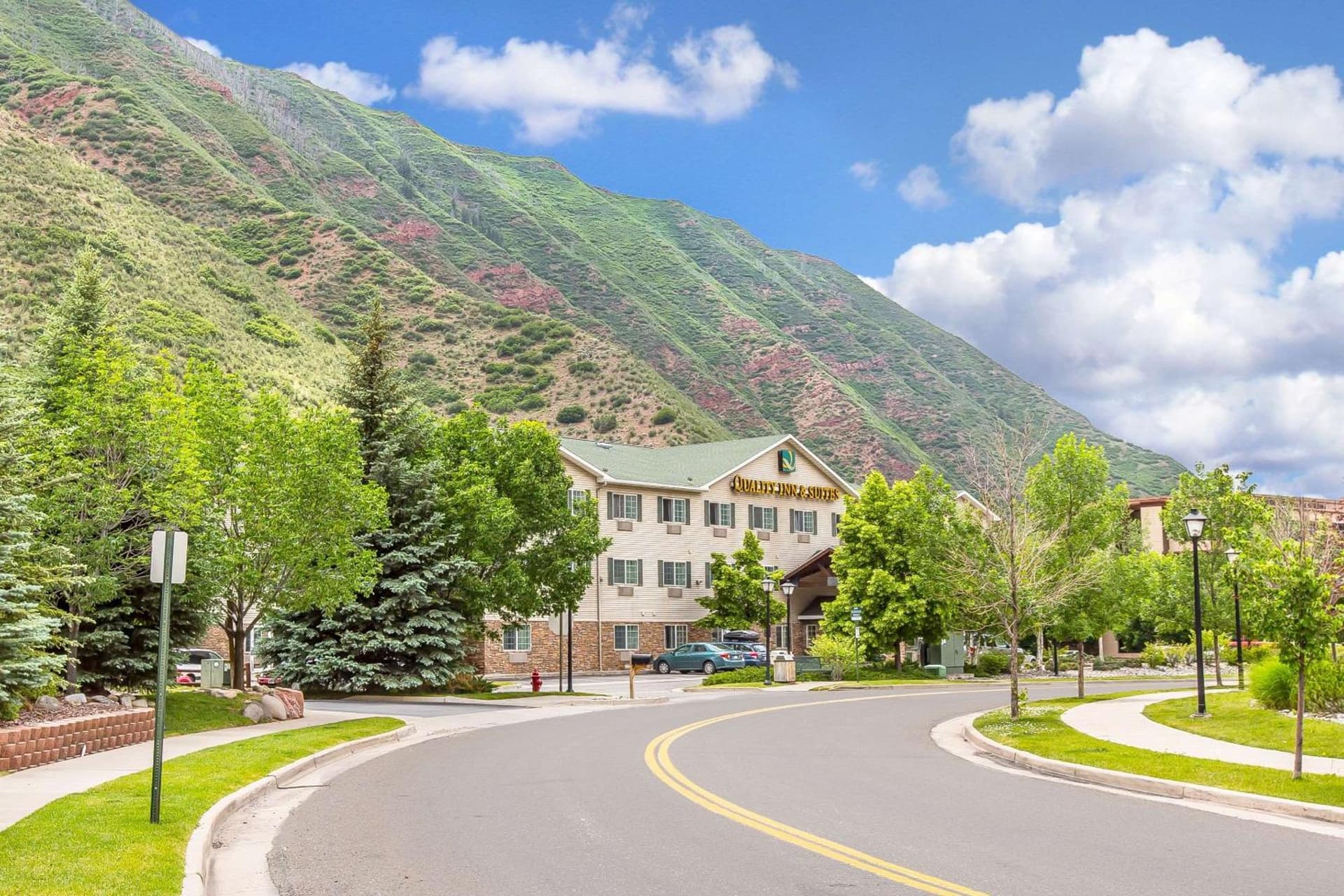 Quality Inn & Suites On The River property views in Glenwood Springs, CO — gallery photo 3