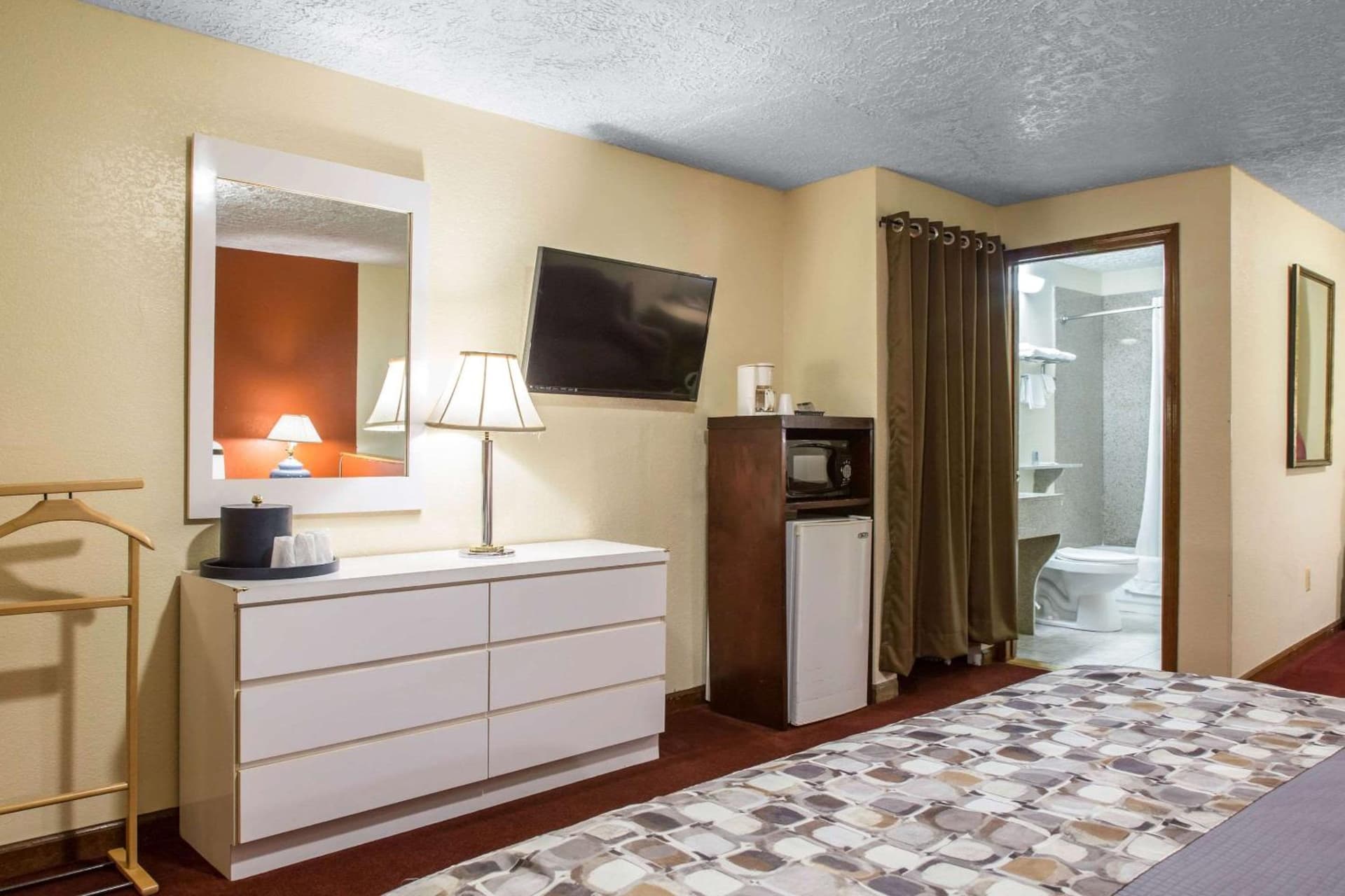 Rodeway Inn & Suites Branford - Guilford gallery photo in Branford, CT — image 27
