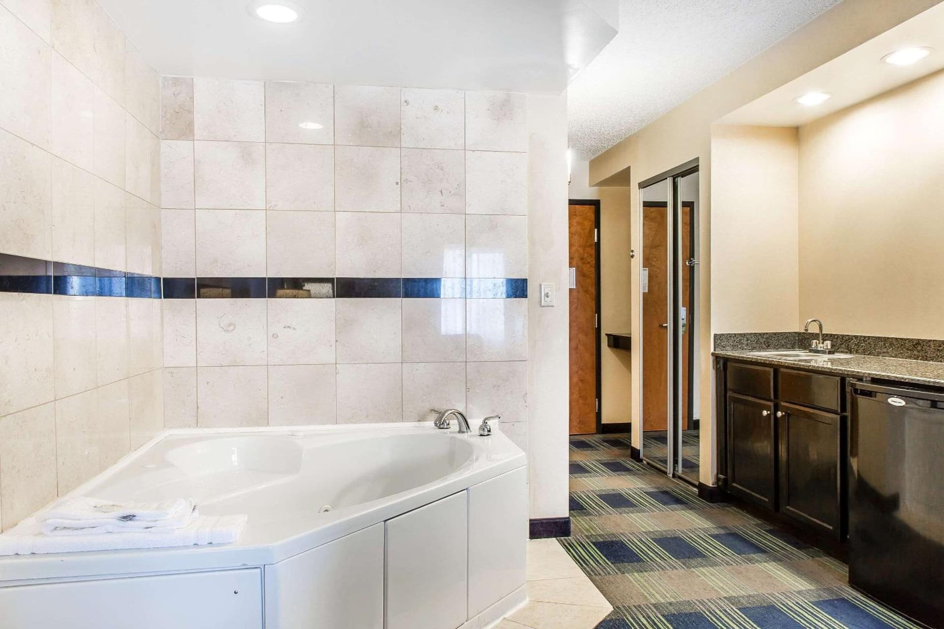 Comfort Inn & Suites Meriden East interior in Meriden, CT — gallery photo 2