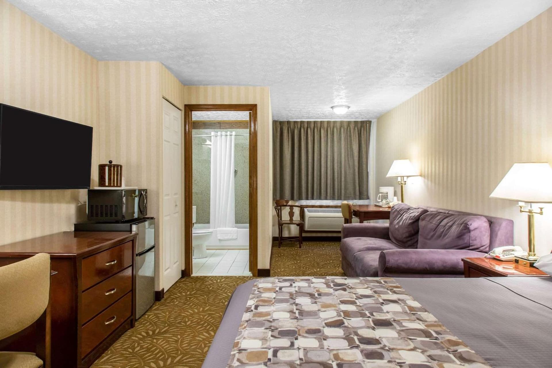 Rodeway Inn & Suites Branford - Guilford gallery photo in Branford, CT — image 25