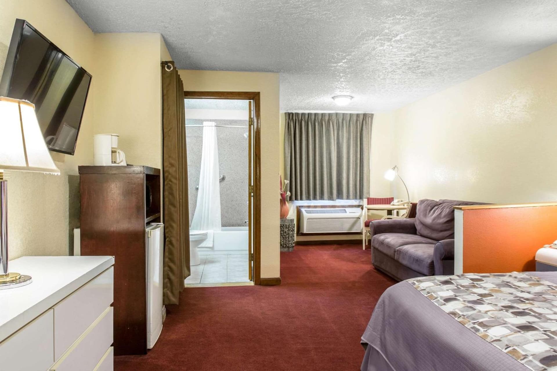 Rodeway Inn & Suites Branford - Guilford gallery photo in Branford, CT — image 5