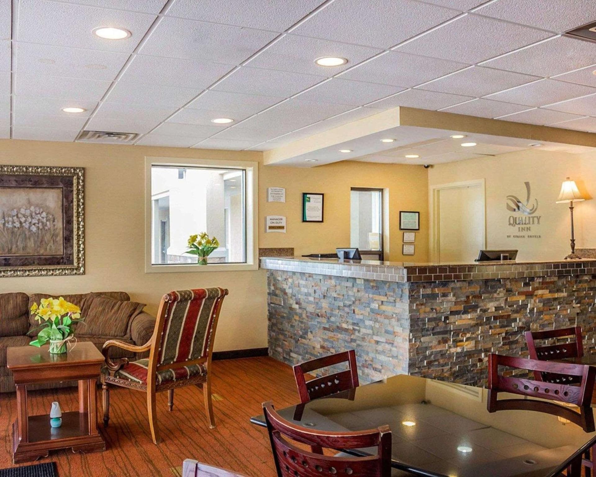 Quality Inn Waterbury East interior in Waterbury, CT — gallery photo 2