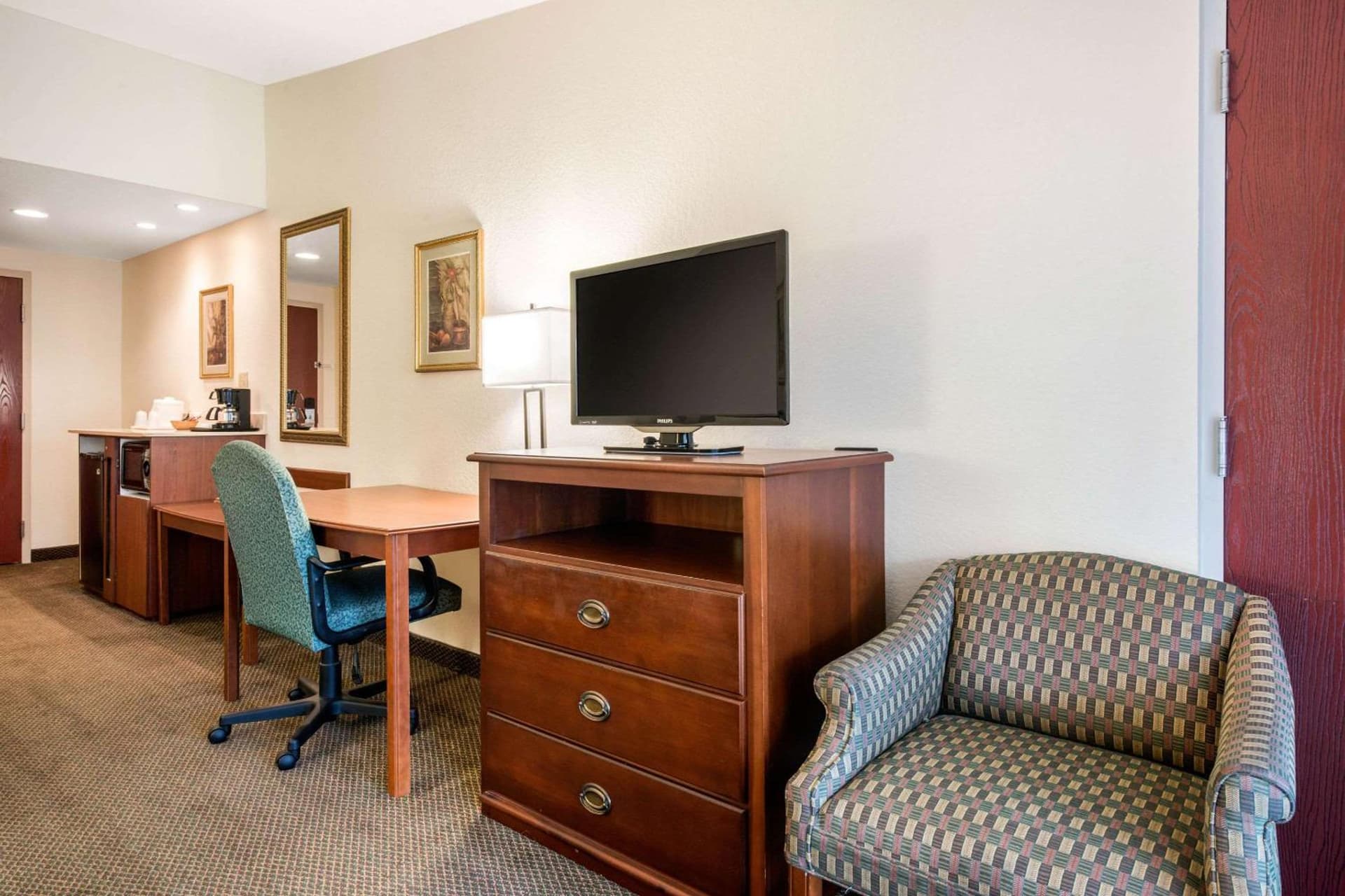 Quality Inn & Suites Tarpon Springs South property views in Tarpon Springs, FL — gallery photo 3