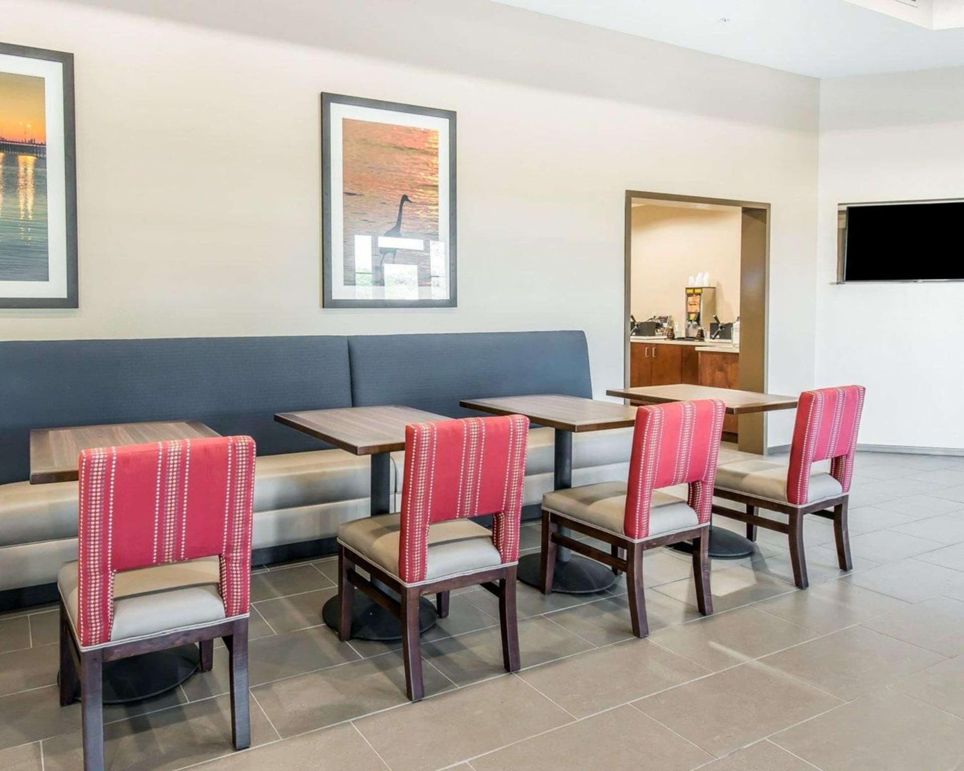 Comfort Suites Dunnellon near Rainbow Springs gallery photo in Dunnellon, FL — image 12
