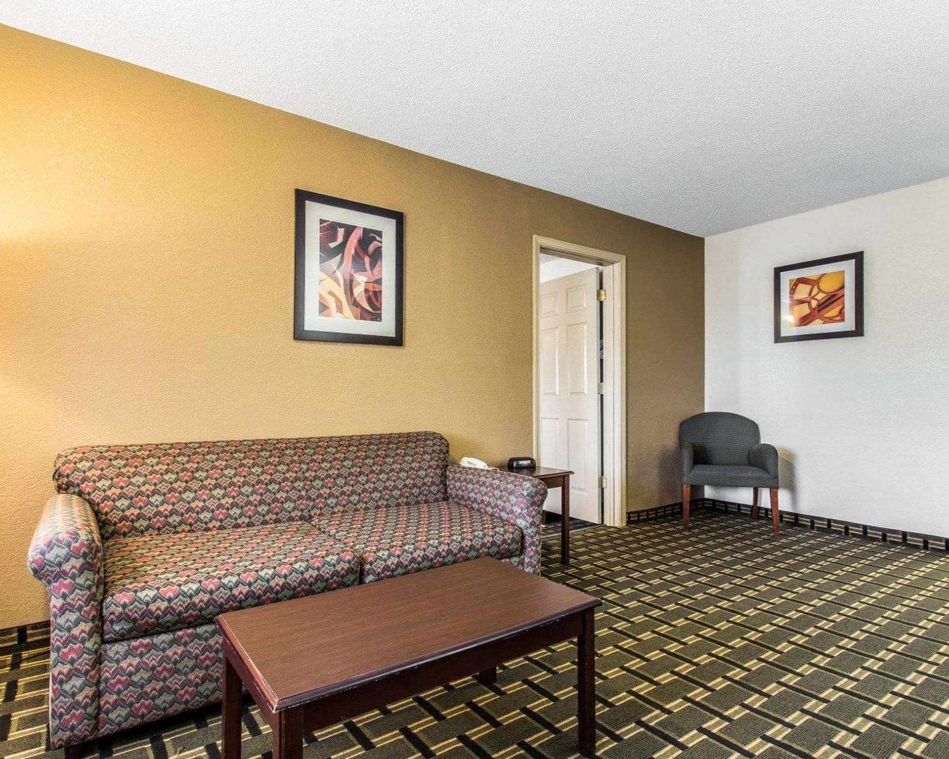 Quality Inn & Suites Morrow Atlanta South interior in Morrow, GA — gallery photo 2