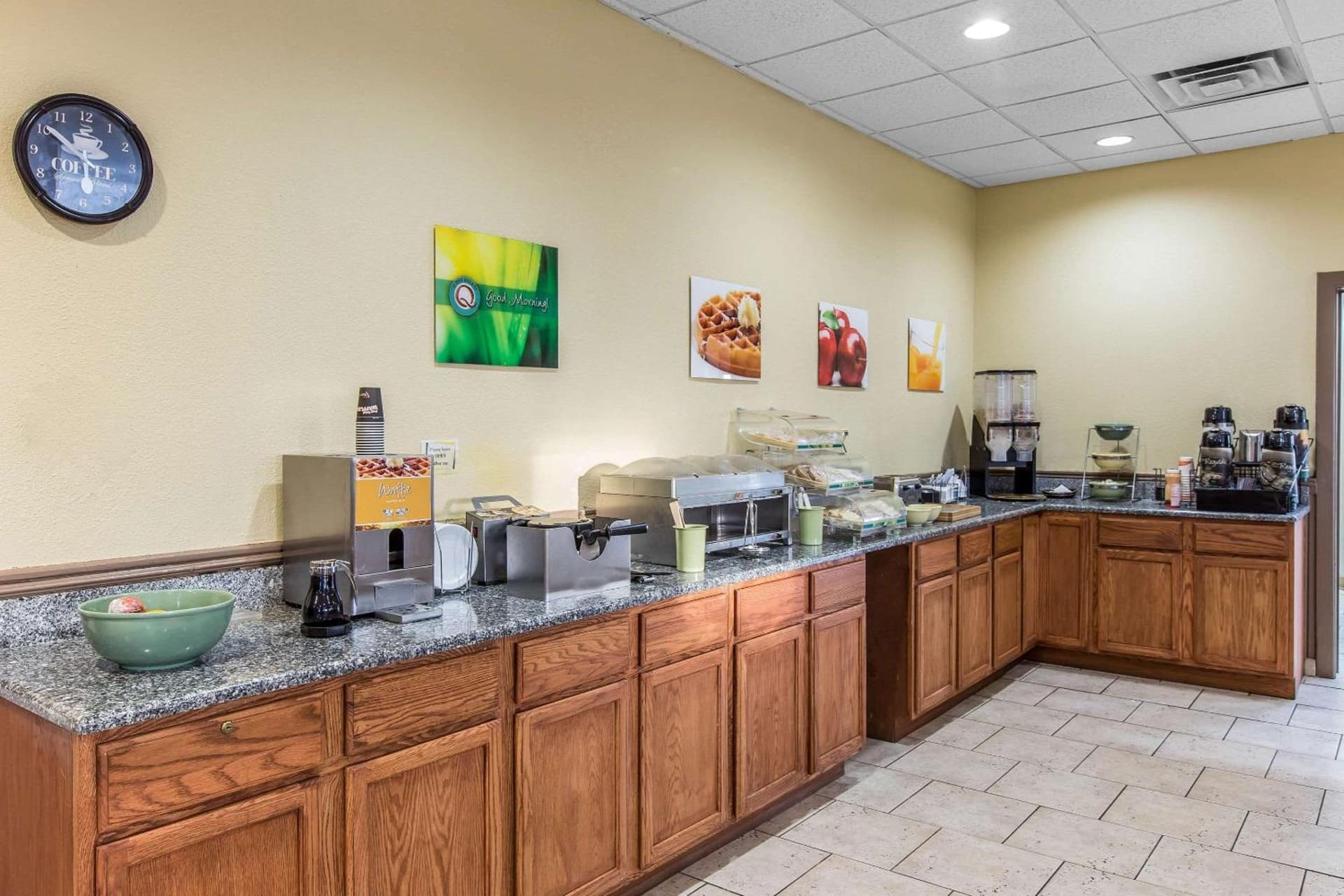 Quality Inn & Suites Conference Center Thomasville interior in Thomasville, GA — gallery photo 2